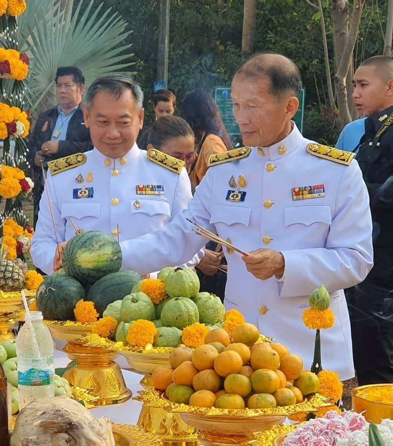 พิธีวางพานพุ่มถวายราชสักการะพ่อขุนรามคำแหงมหาราช ณ บริเวณหน้าพระบรมราชานุสาวรีย์พ่อขุนรามคำแหงมหาราช มหาวิทยาลัยรามคำแหง สาขาวิทยบริการเฉลิมพระเกียรติจังหวัดปราจีนบุรี ตำบลไม้เค็ด อำเภอเมืองปราจีนบุรี จังหวัดปราจีนบุรี