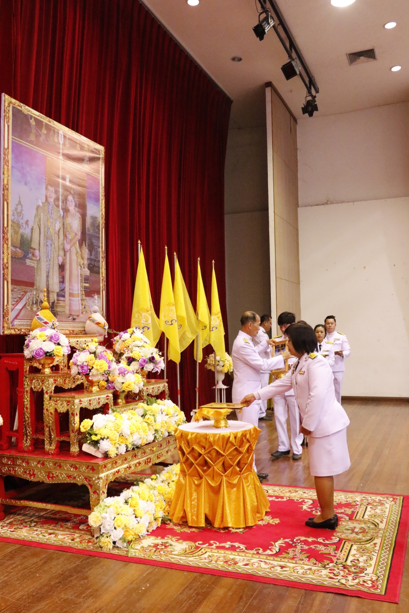 พิธีรับพระราชทานพระบรมฉายาลักษณ์ พระบาทสมเด็จพระเจ้าอยู่หัว และสมเด็จพระนางเจ้าฯ พระบรมราชินี เนื่องในโอกาสมหามงคลพระราชพิธีบรมราชาภิเษก พุทธศักราช 2562