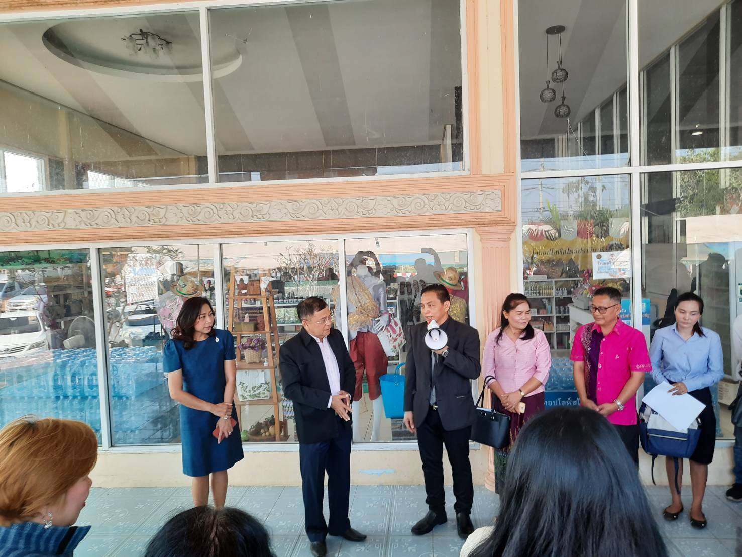 ต้อนรับคณะสมาพันธ์ SME ซึ่งเดินทางมาประชุมสัญจรสมาพันธ์ SME ไทยภาคตะวันออก ครั้งที่ 1/2563 ณ ศูนย์จำหน่ายสินค้าและผลิตภัณฑ์ชุมชนจังหวัดปราจีนบุรี