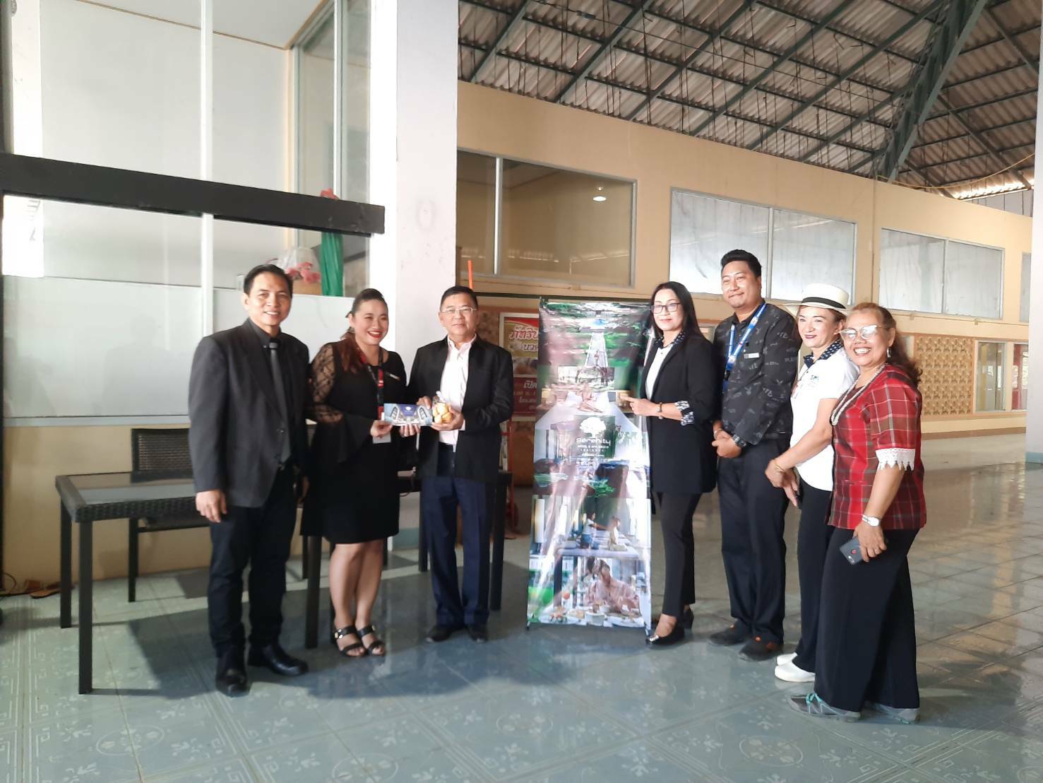 ต้อนรับคณะสมาพันธ์ SME ซึ่งเดินทางมาประชุมสัญจรสมาพันธ์ SME ไทยภาคตะวันออก ครั้งที่ 1/2563 ณ ศูนย์จำหน่ายสินค้าและผลิตภัณฑ์ชุมชนจังหวัดปราจีนบุรี