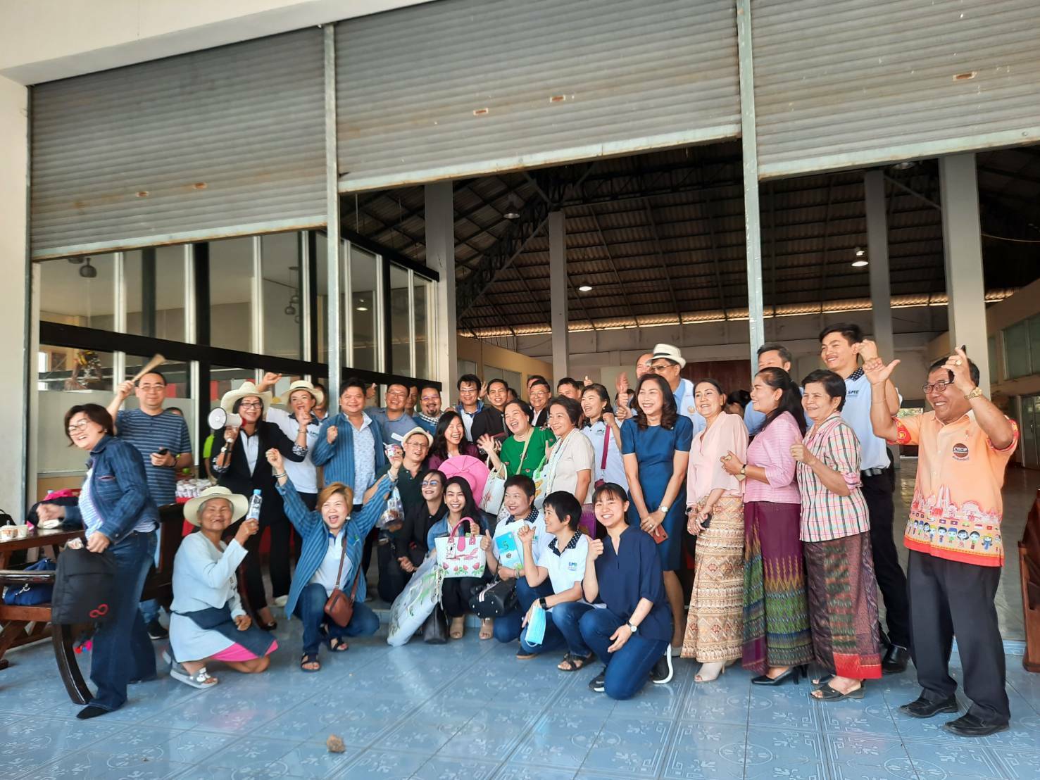 ต้อนรับคณะสมาพันธ์ SME ซึ่งเดินทางมาประชุมสัญจรสมาพันธ์ SME ไทยภาคตะวันออก ครั้งที่ 1/2563 ณ ศูนย์จำหน่ายสินค้าและผลิตภัณฑ์ชุมชนจังหวัดปราจีนบุรี