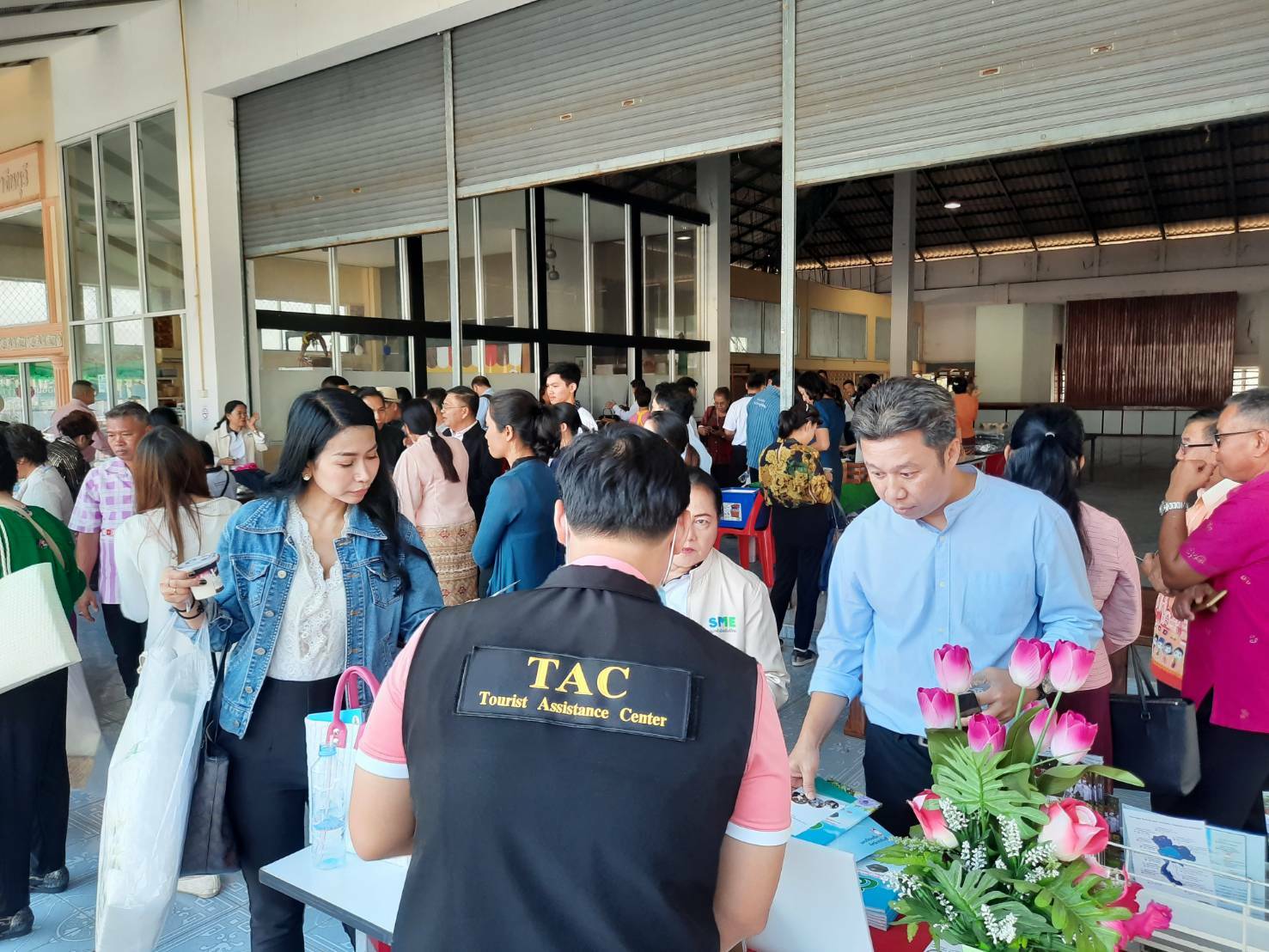 ต้อนรับคณะสมาพันธ์ SME ซึ่งเดินทางมาประชุมสัญจรสมาพันธ์ SME ไทยภาคตะวันออก ครั้งที่ 1/2563 ณ ศูนย์จำหน่ายสินค้าและผลิตภัณฑ์ชุมชนจังหวัดปราจีนบุรี