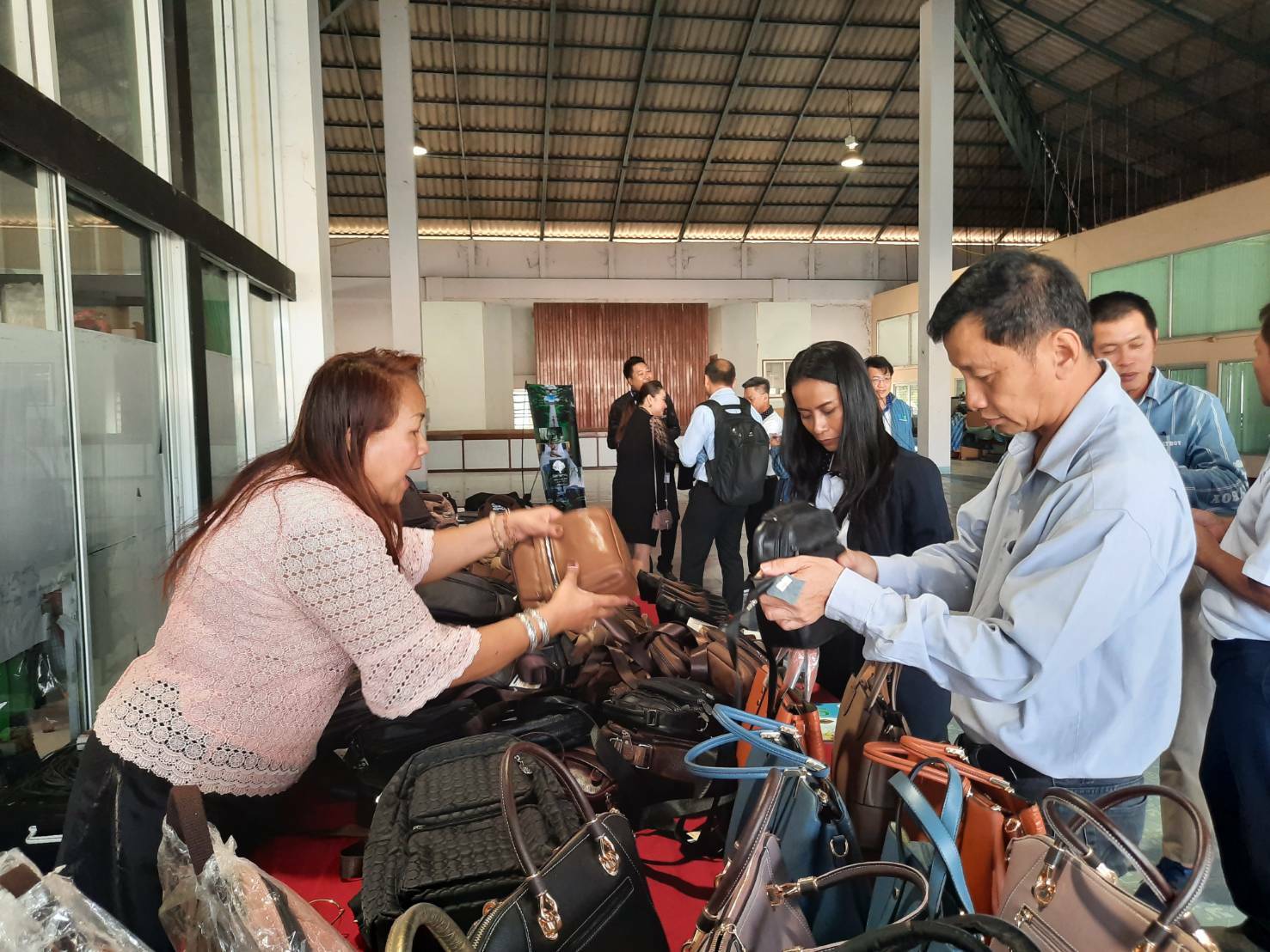 ต้อนรับคณะสมาพันธ์ SME ซึ่งเดินทางมาประชุมสัญจรสมาพันธ์ SME ไทยภาคตะวันออก ครั้งที่ 1/2563 ณ ศูนย์จำหน่ายสินค้าและผลิตภัณฑ์ชุมชนจังหวัดปราจีนบุรี