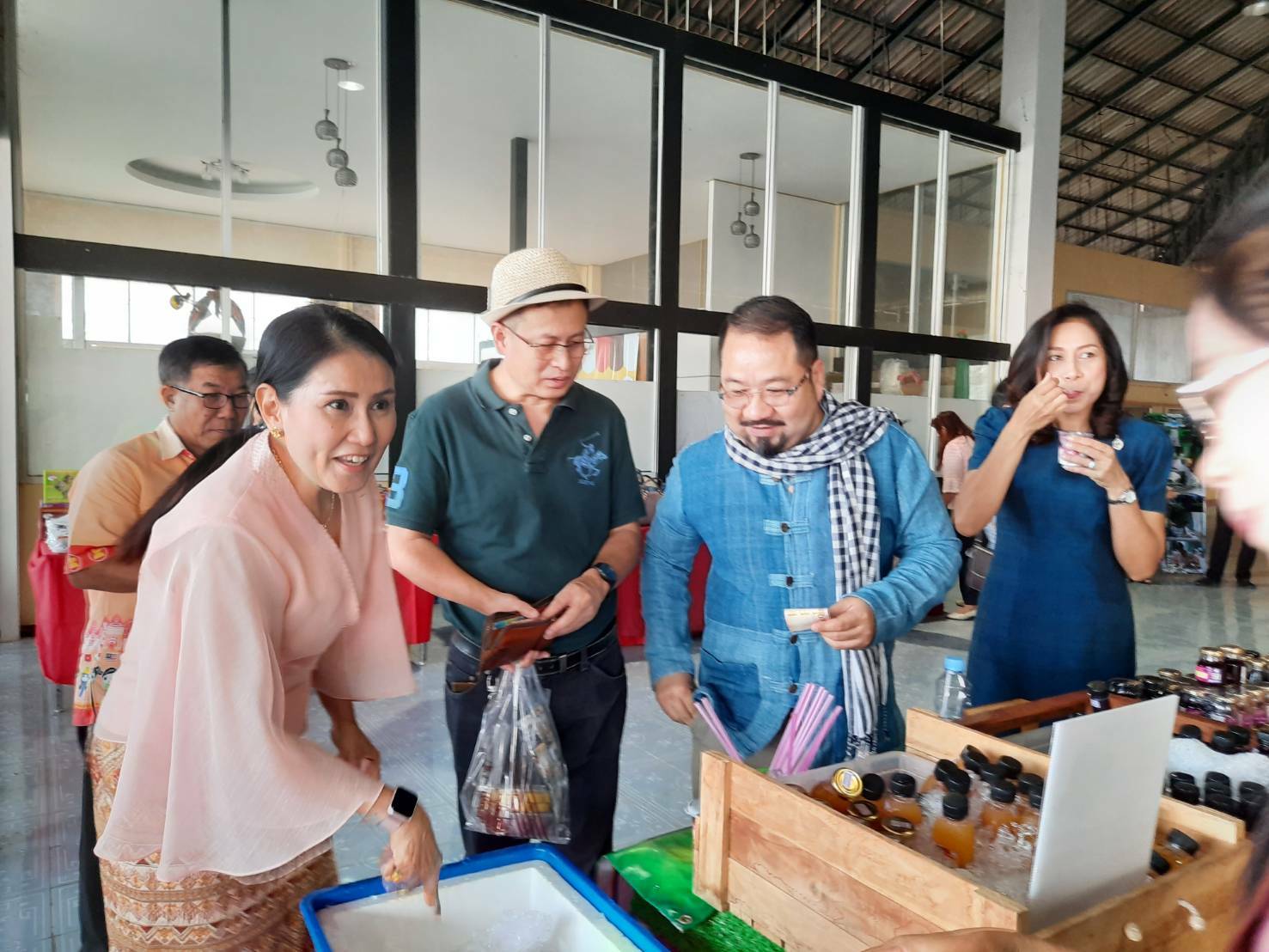 ต้อนรับคณะสมาพันธ์ SME ซึ่งเดินทางมาประชุมสัญจรสมาพันธ์ SME ไทยภาคตะวันออก ครั้งที่ 1/2563 ณ ศูนย์จำหน่ายสินค้าและผลิตภัณฑ์ชุมชนจังหวัดปราจีนบุรี