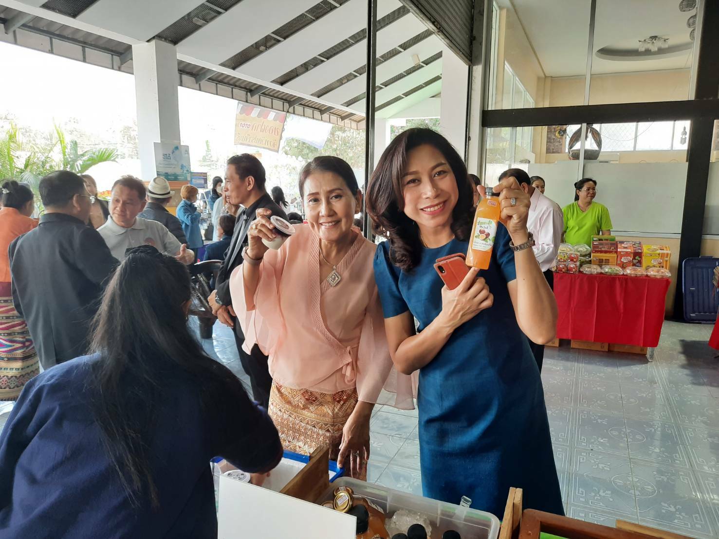 ต้อนรับคณะสมาพันธ์ SME ซึ่งเดินทางมาประชุมสัญจรสมาพันธ์ SME ไทยภาคตะวันออก ครั้งที่ 1/2563 ณ ศูนย์จำหน่ายสินค้าและผลิตภัณฑ์ชุมชนจังหวัดปราจีนบุรี