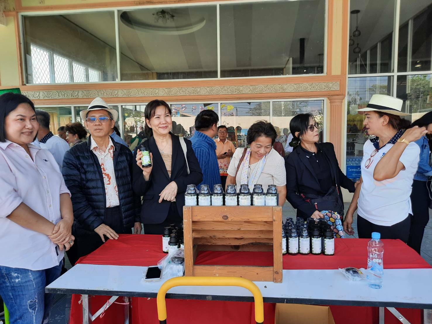 ต้อนรับคณะสมาพันธ์ SME ซึ่งเดินทางมาประชุมสัญจรสมาพันธ์ SME ไทยภาคตะวันออก ครั้งที่ 1/2563 ณ ศูนย์จำหน่ายสินค้าและผลิตภัณฑ์ชุมชนจังหวัดปราจีนบุรี