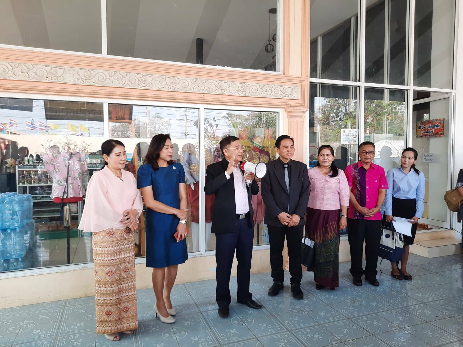 ต้อนรับคณะสมาพันธ์ SME ซึ่งเดินทางมาประชุมสัญจรสมาพันธ์ SME ไทยภาคตะวันออก ครั้งที่ 1/2563 ณ ศูนย์จำหน่ายสินค้าและผลิตภัณฑ์ชุมชนจังหวัดปราจีนบุรี