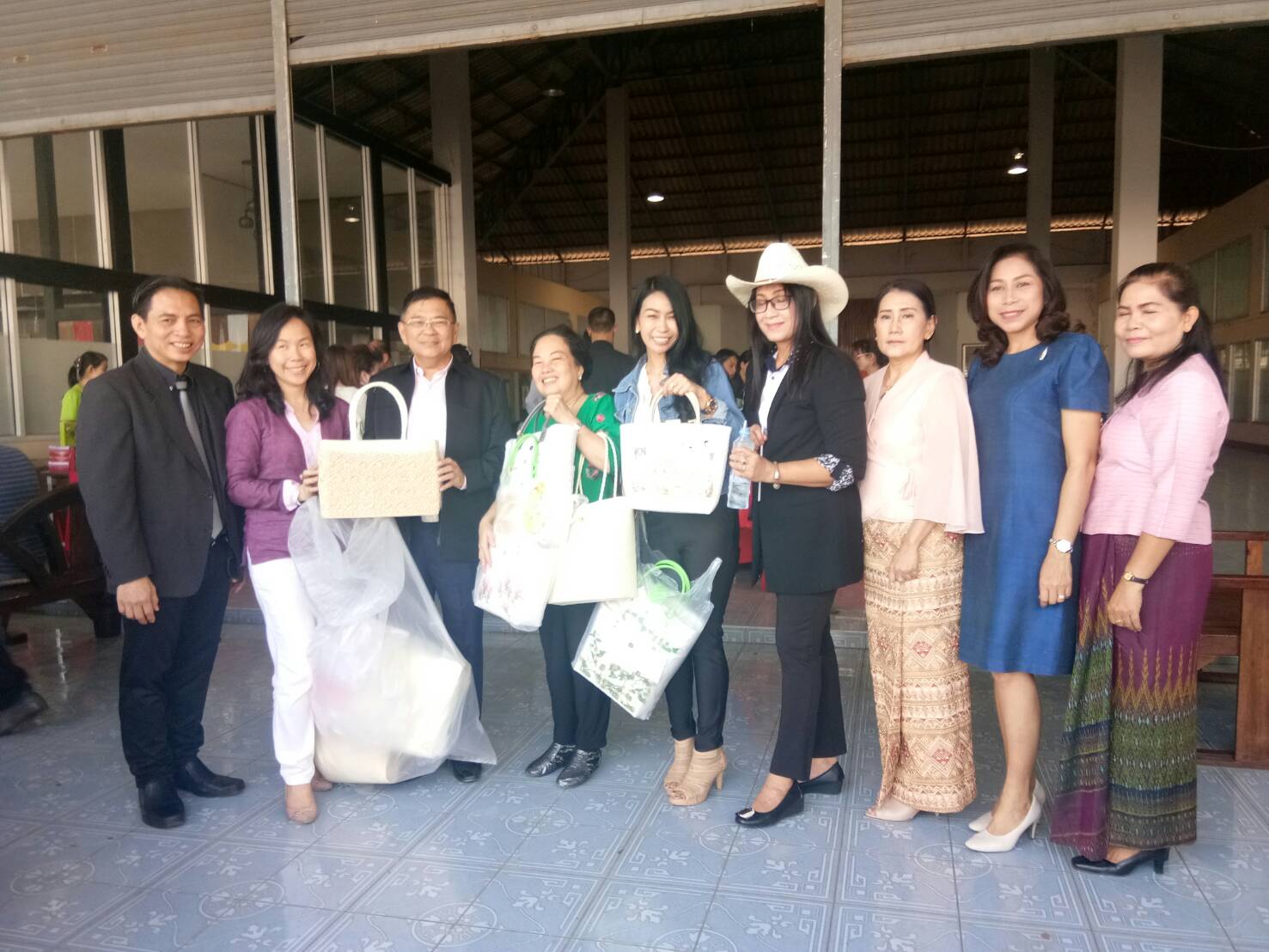 ต้อนรับคณะสมาพันธ์ SME ซึ่งเดินทางมาประชุมสัญจรสมาพันธ์ SME ไทยภาคตะวันออก ครั้งที่ 1/2563 ณ ศูนย์จำหน่ายสินค้าและผลิตภัณฑ์ชุมชนจังหวัดปราจีนบุรี