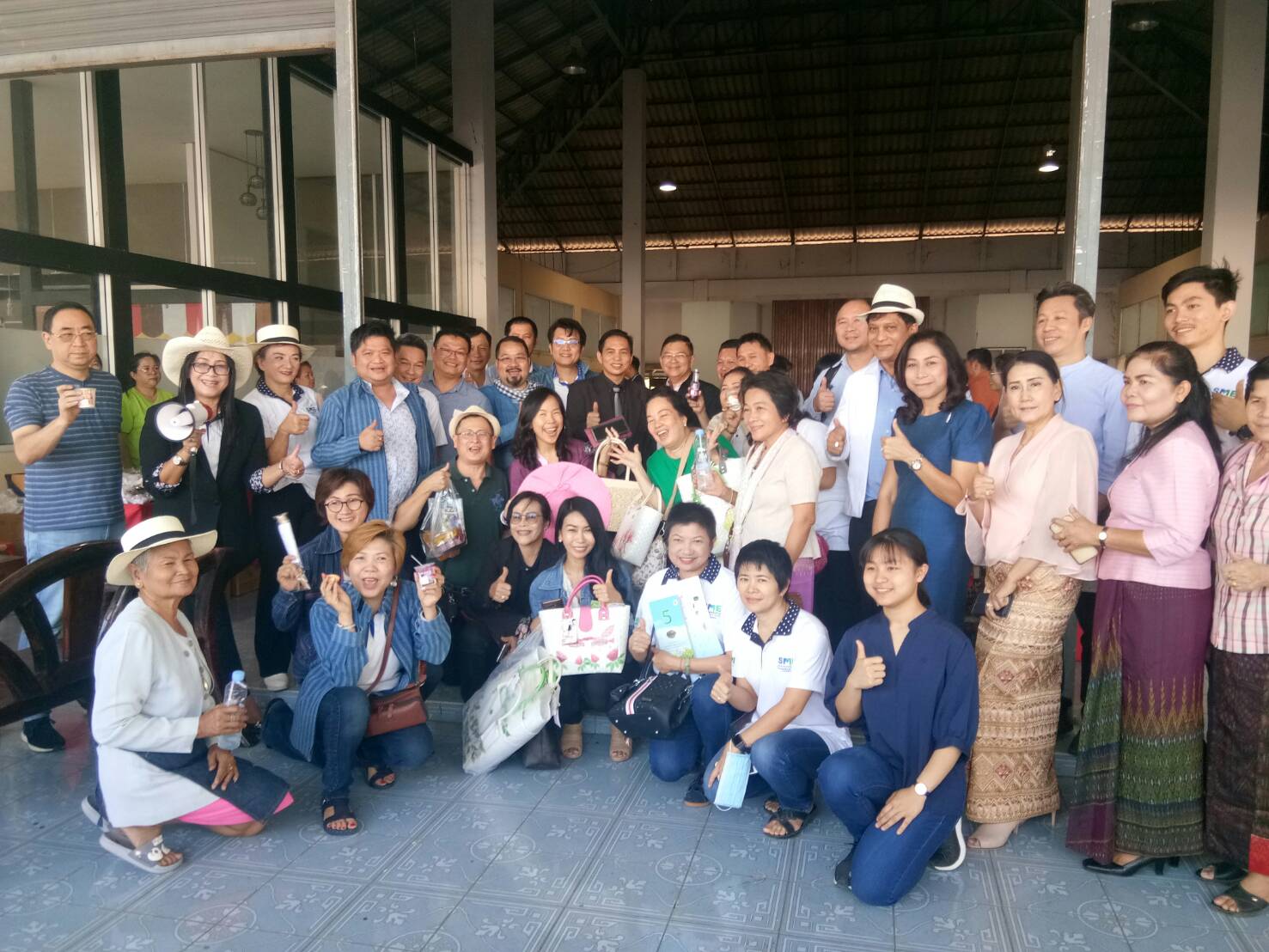 ต้อนรับคณะสมาพันธ์ SME ซึ่งเดินทางมาประชุมสัญจรสมาพันธ์ SME ไทยภาคตะวันออก ครั้งที่ 1/2563 ณ ศูนย์จำหน่ายสินค้าและผลิตภัณฑ์ชุมชนจังหวัดปราจีนบุรี