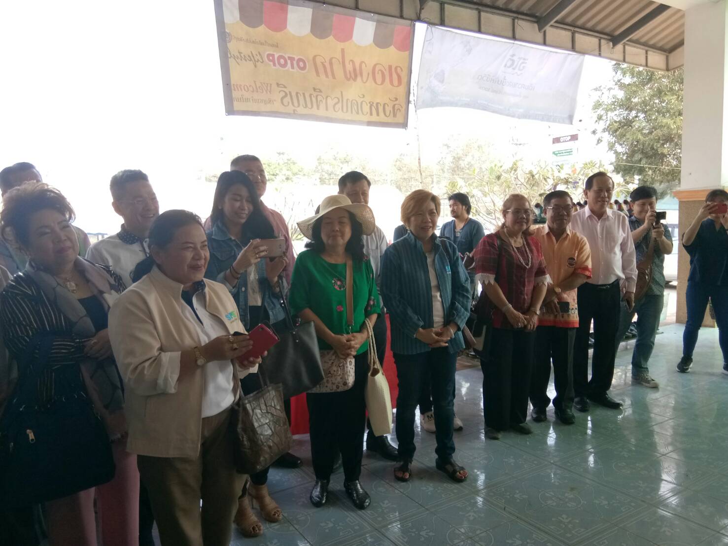ต้อนรับคณะสมาพันธ์ SME ซึ่งเดินทางมาประชุมสัญจรสมาพันธ์ SME ไทยภาคตะวันออก ครั้งที่ 1/2563 ณ ศูนย์จำหน่ายสินค้าและผลิตภัณฑ์ชุมชนจังหวัดปราจีนบุรี
