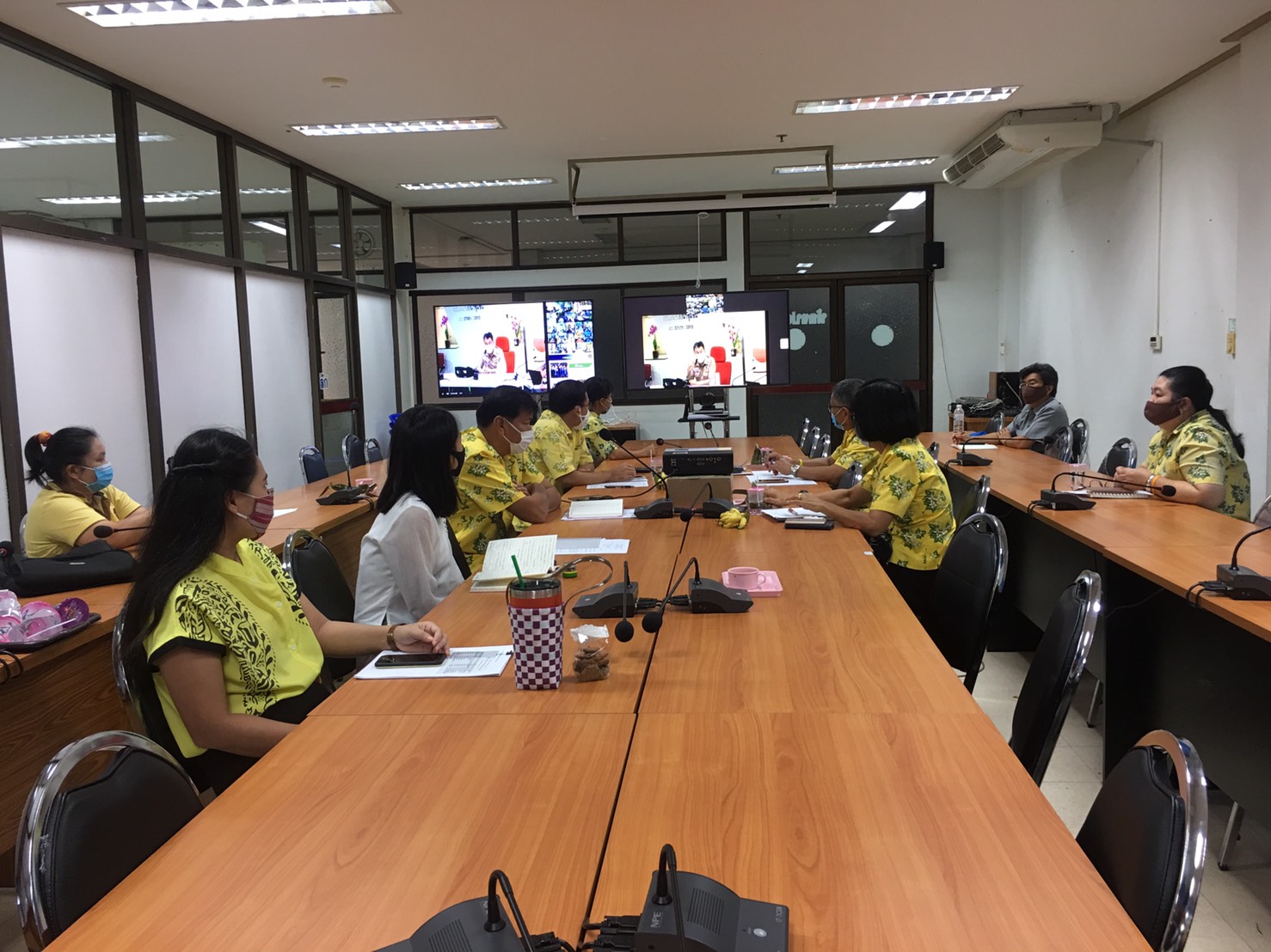 การประชุมกรมการพัฒนาชุมชน  ครั้งที่ 3/2563 ผ่านระบบวีดิทัศน์ทางไกล (Video Conference) ณ ห้องประชุม War Room ชั้น 5 กรมการพัฒนาชุมชน