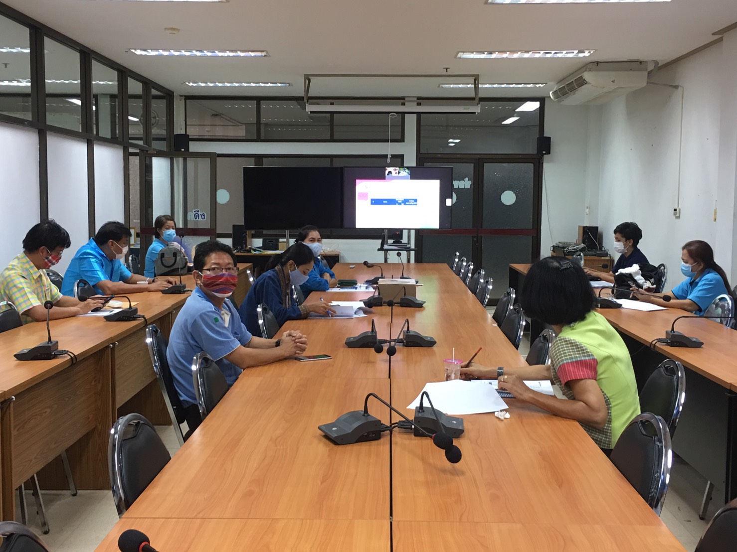 การประชุมชี้แจง เร่งรัด กำกับ ติดตามการดำเนินงานกองทุนพัฒนาบทบาทสตรี ผ่านระบบวีดิทัศน์ทางไกล (Video Conference) ณ ห้องประชุม War Room ชั้น 5 กรมการพัฒนาชุมชน