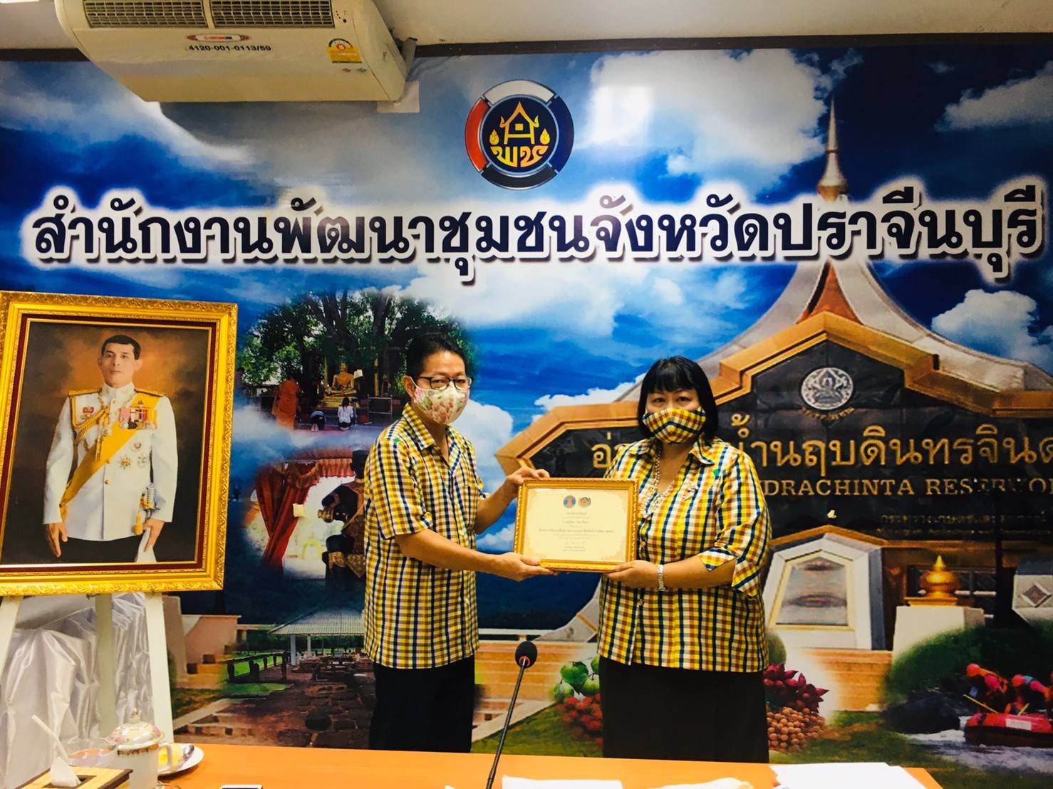 ประธานมอบเกียรติบัตรแก่นักประชาสัมพันธ์ที่ผ่านการอบรม จำนวน 14 คน ตามโครงการเพิ่มประสิทธิภาพการประชาสัมพันธ์งานพัฒนาชุมชน