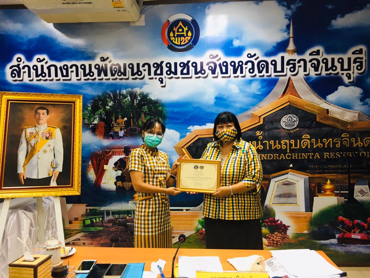 ประธานมอบเกียรติบัตรแก่นักประชาสัมพันธ์ที่ผ่านการอบรม จำนวน 14 คน ตามโครงการเพิ่มประสิทธิภาพการประชาสัมพันธ์งานพัฒนาชุมชน