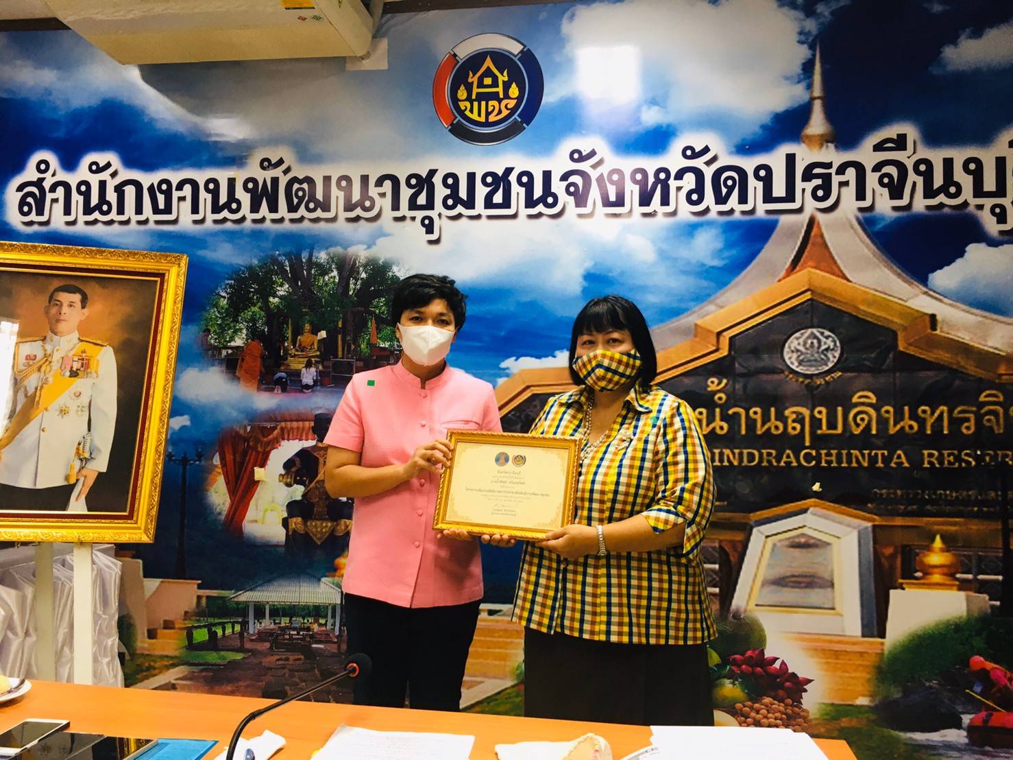 ประธานมอบเกียรติบัตรแก่นักประชาสัมพันธ์ที่ผ่านการอบรม จำนวน 14 คน ตามโครงการเพิ่มประสิทธิภาพการประชาสัมพันธ์งานพัฒนาชุมชน