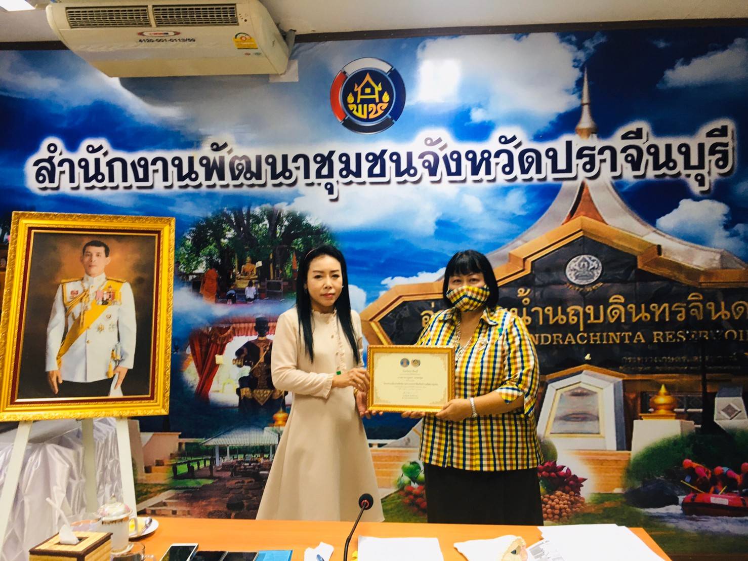 ประธานมอบเกียรติบัตรแก่นักประชาสัมพันธ์ที่ผ่านการอบรม จำนวน 14 คน ตามโครงการเพิ่มประสิทธิภาพการประชาสัมพันธ์งานพัฒนาชุมชน