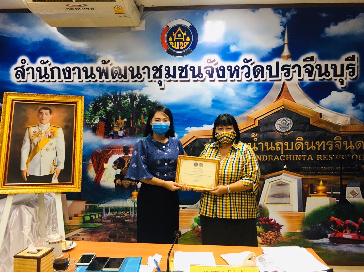 ประธานมอบเกียรติบัตรแก่นักประชาสัมพันธ์ที่ผ่านการอบรม จำนวน 14 คน ตามโครงการเพิ่มประสิทธิภาพการประชาสัมพันธ์งานพัฒนาชุมชน
