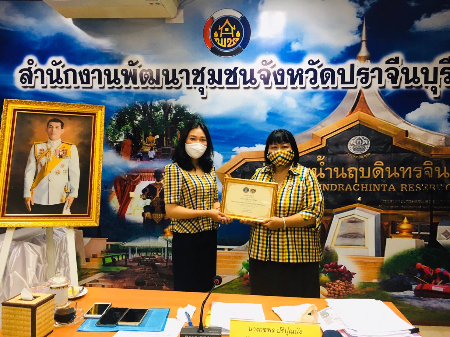 ประธานมอบเกียรติบัตรแก่นักประชาสัมพันธ์ที่ผ่านการอบรม จำนวน 14 คน ตามโครงการเพิ่มประสิทธิภาพการประชาสัมพันธ์งานพัฒนาชุมชน