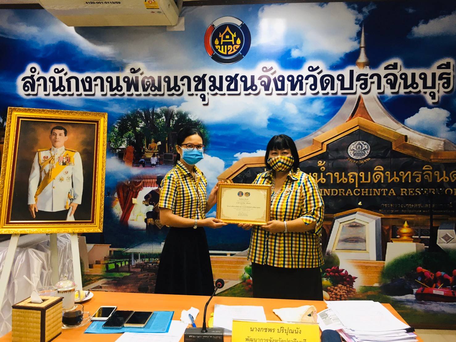 ประธานมอบเกียรติบัตรแก่นักประชาสัมพันธ์ที่ผ่านการอบรม จำนวน 14 คน ตามโครงการเพิ่มประสิทธิภาพการประชาสัมพันธ์งานพัฒนาชุมชน