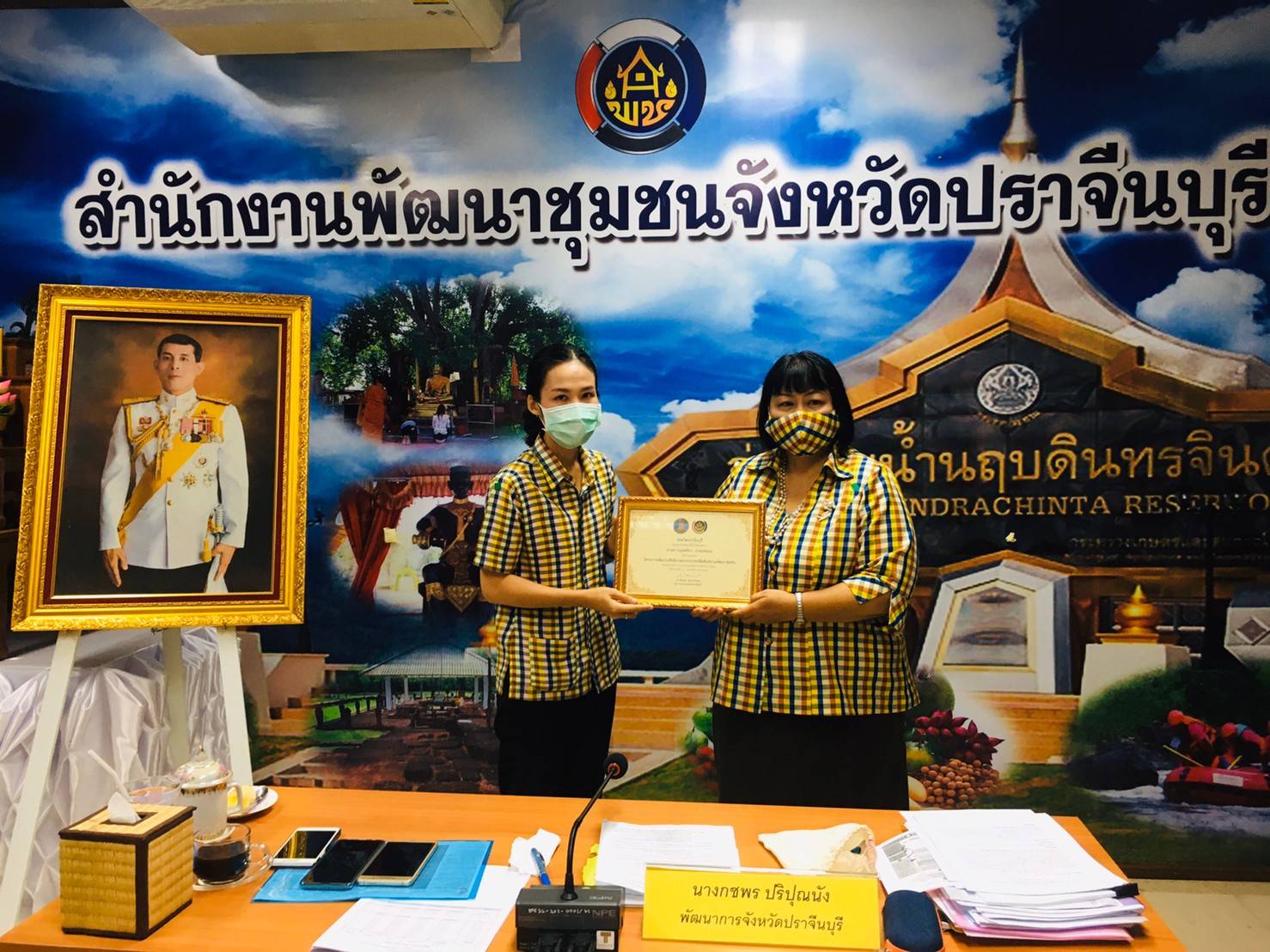 ประธานมอบเกียรติบัตรแก่นักประชาสัมพันธ์ที่ผ่านการอบรม จำนวน 14 คน ตามโครงการเพิ่มประสิทธิภาพการประชาสัมพันธ์งานพัฒนาชุมชน