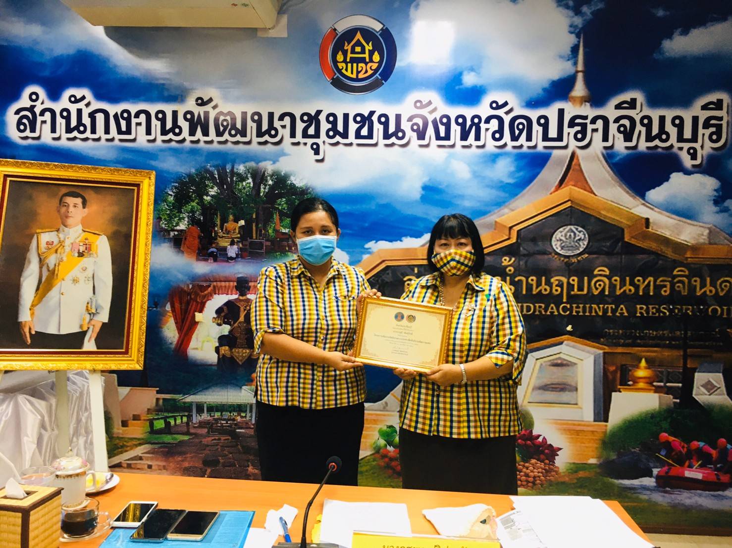 ประธานมอบเกียรติบัตรแก่นักประชาสัมพันธ์ที่ผ่านการอบรม จำนวน 14 คน ตามโครงการเพิ่มประสิทธิภาพการประชาสัมพันธ์งานพัฒนาชุมชน