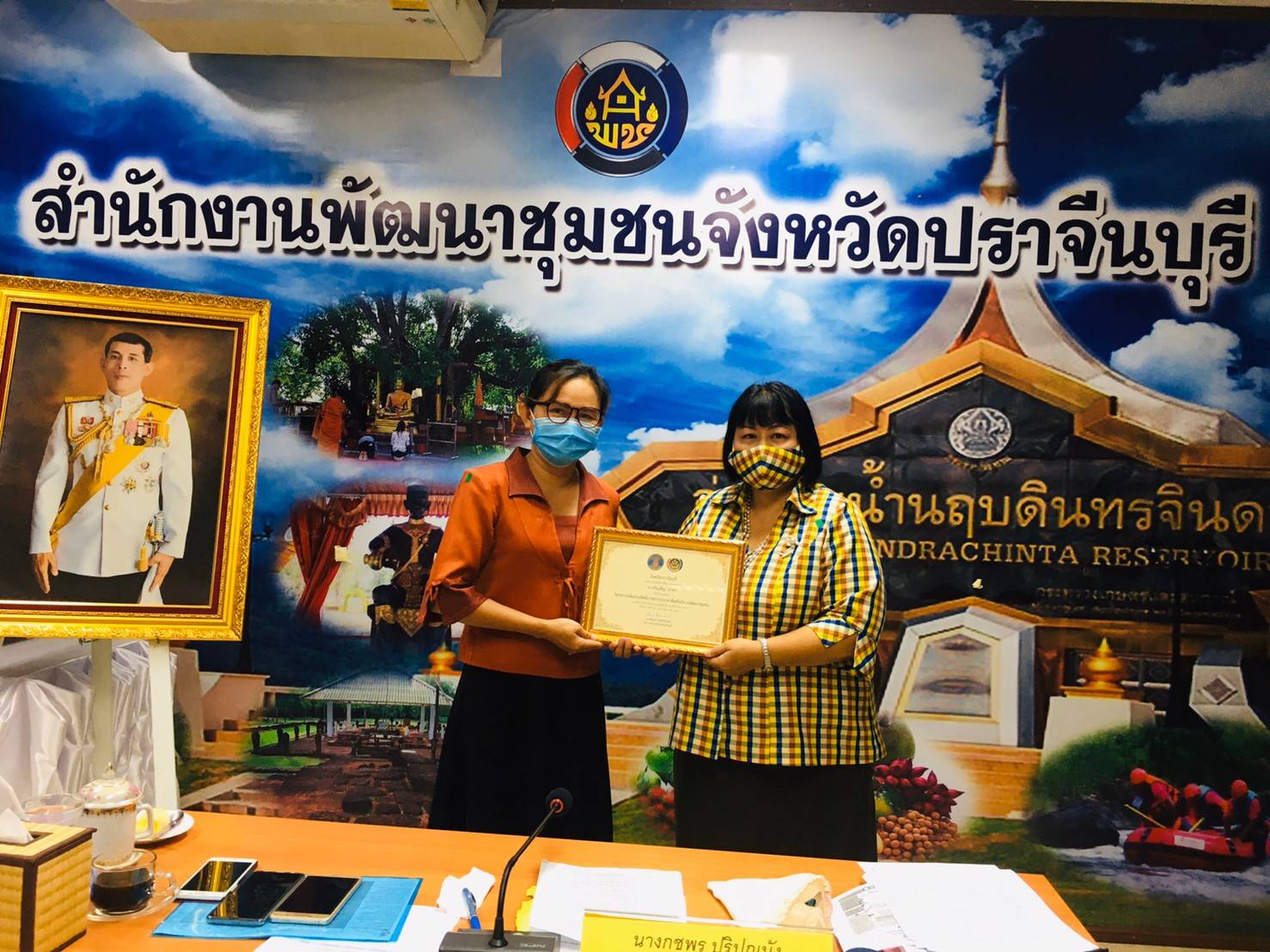 ประธานมอบเกียรติบัตรแก่นักประชาสัมพันธ์ที่ผ่านการอบรม จำนวน 14 คน ตามโครงการเพิ่มประสิทธิภาพการประชาสัมพันธ์งานพัฒนาชุมชน