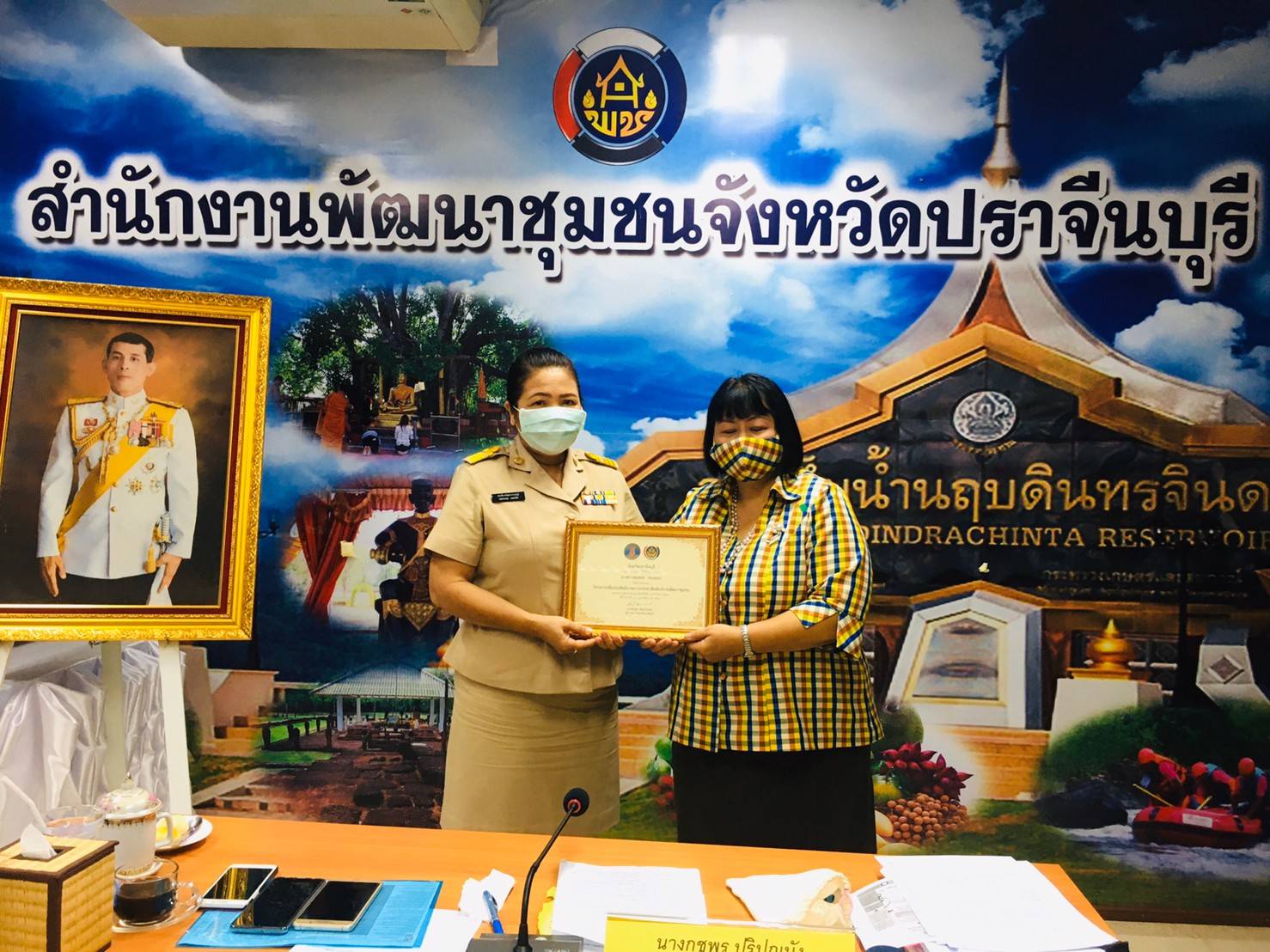 ประธานมอบเกียรติบัตรแก่นักประชาสัมพันธ์ที่ผ่านการอบรม จำนวน 14 คน ตามโครงการเพิ่มประสิทธิภาพการประชาสัมพันธ์งานพัฒนาชุมชน