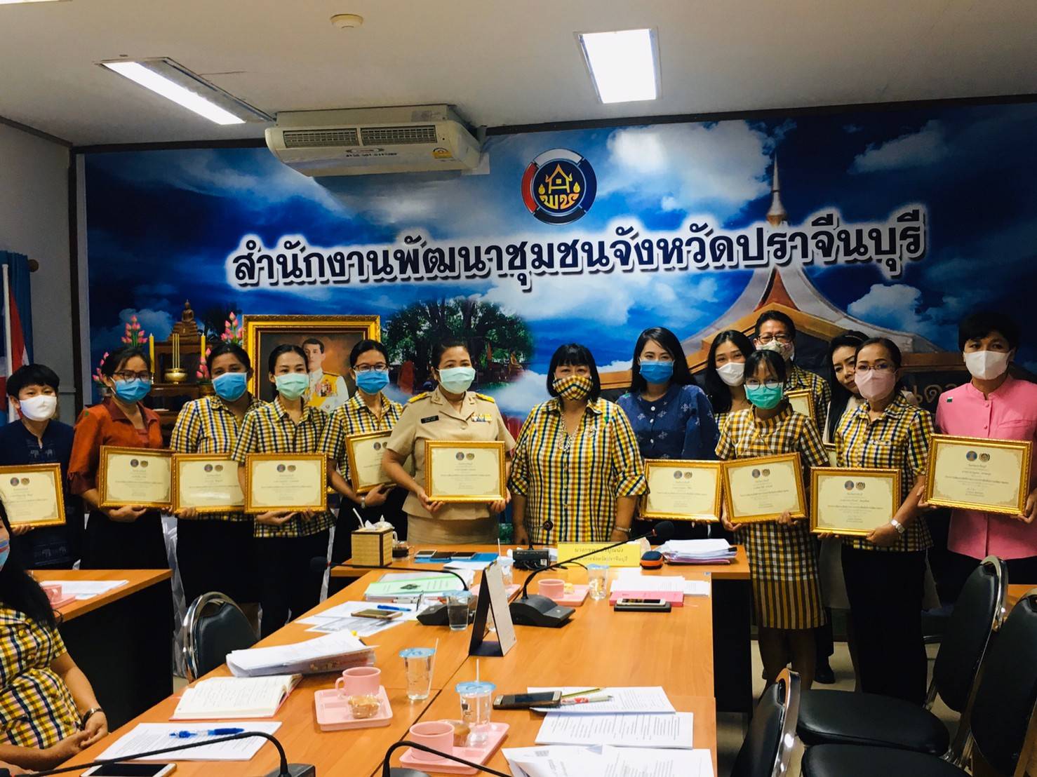 ประธานมอบเกียรติบัตรแก่นักประชาสัมพันธ์ที่ผ่านการอบรม จำนวน 14 คน ตามโครงการเพิ่มประสิทธิภาพการประชาสัมพันธ์งานพัฒนาชุมชน