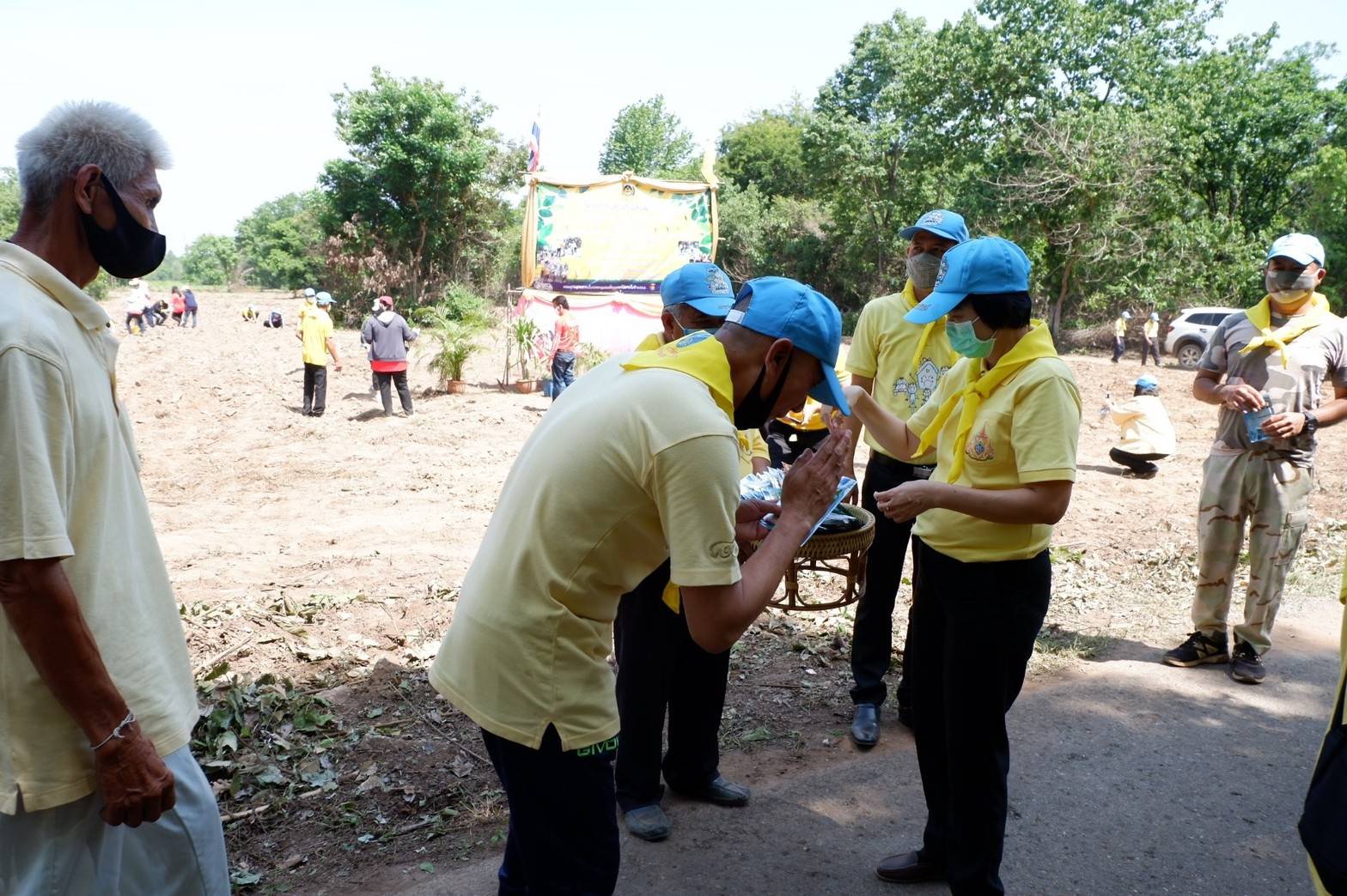 การดำเนินโครงการปลูกป่าเฉลิมพระเกียรติเนื่องในโอกาสมหามงคลพระราชพิธีบรมราชาภิเษก ครบรอบ 1 ปี เพื่อถวายเป็นพระราชกุศลพระบาทสมเด็จพระปรเมนทรรามาธิบดีศรีสินทรมหาวชิราลงกรณ พระวชิรเกล้าเจ้าอยู่หัว ปลูกไม้เพื่อแผ่นดิน สืบสานสู่ 100 ล้านต้น