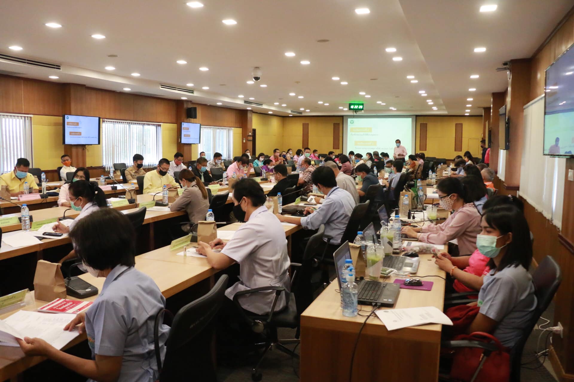 ประชุมคณะกรรมการโรคติดต่อจังหวัดปราจีนบุรี และคณะกรรมการศูนย์บริหารสถานการณ์ฉุกเฉินฯ โควิด-19 จังหวัดปราจีนบุรี