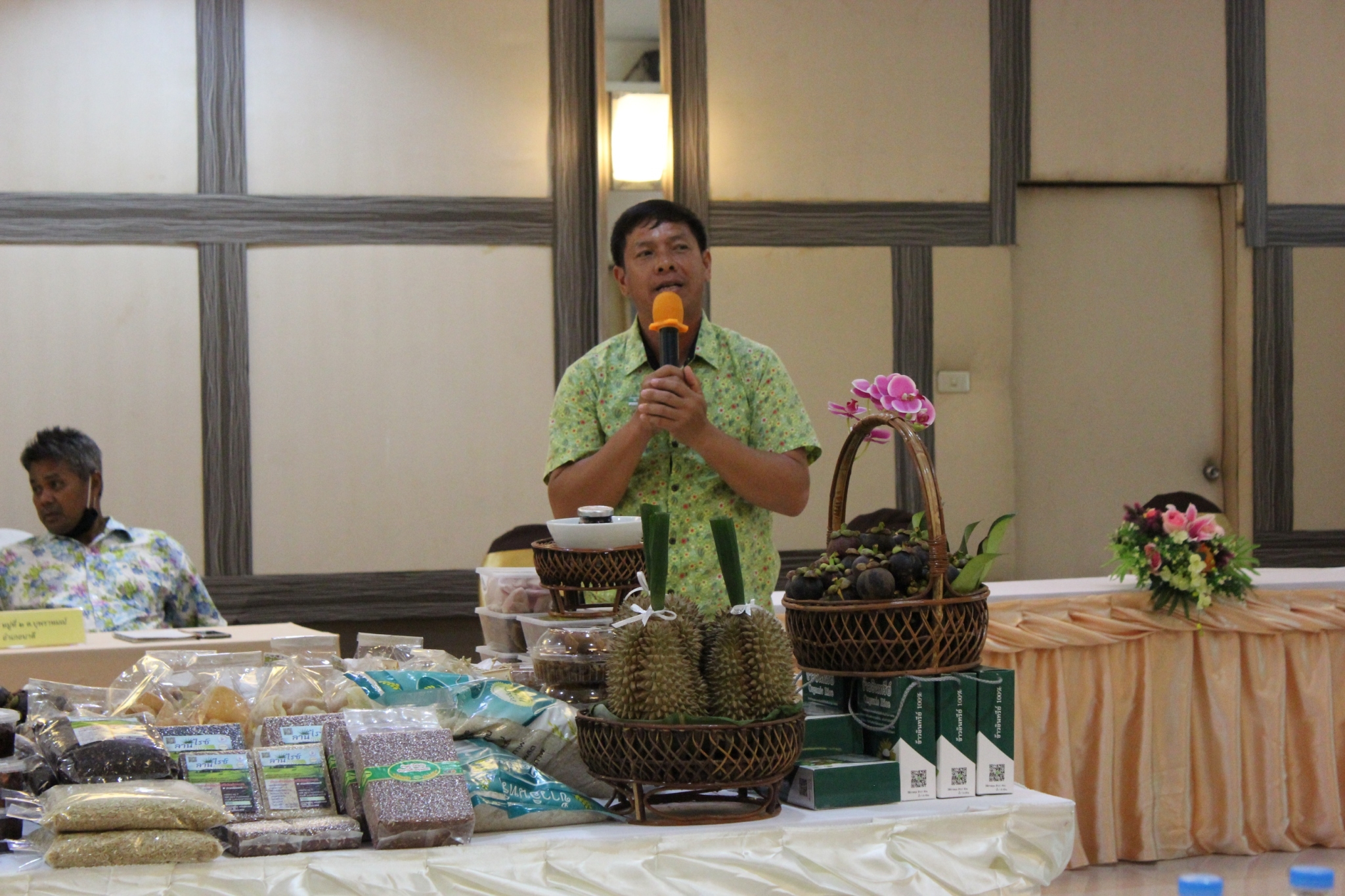 พิธีลงนามข้อตกลงว่าด้วยการประสานความร่วมมือ (MOU) ตามโครงการประชุมสร้างรายได้จากการจำหน่ายสินค้าด้วยกลไกประชารัฐ  กิจกรรม สร้างรายได้จากกิจการอาหารปลอดภัย (โรงพยาบาล โรงแรม โรงเรียน ร้านอาหาร)  ระหว่างผู้ว่าราชการจังหวัดปราจีนบุรี กับภาคีเครือข่ายการพัฒนา(สาธารณสุขจังหวัด , เกษตรและสหกรณ์จังหวัด , พัฒนาการจังหวัด และบริษัทประชารัฐรักสามัคคีปราจีนบุรี(วิสาหกิจเพื่อสังคม)จำกัด