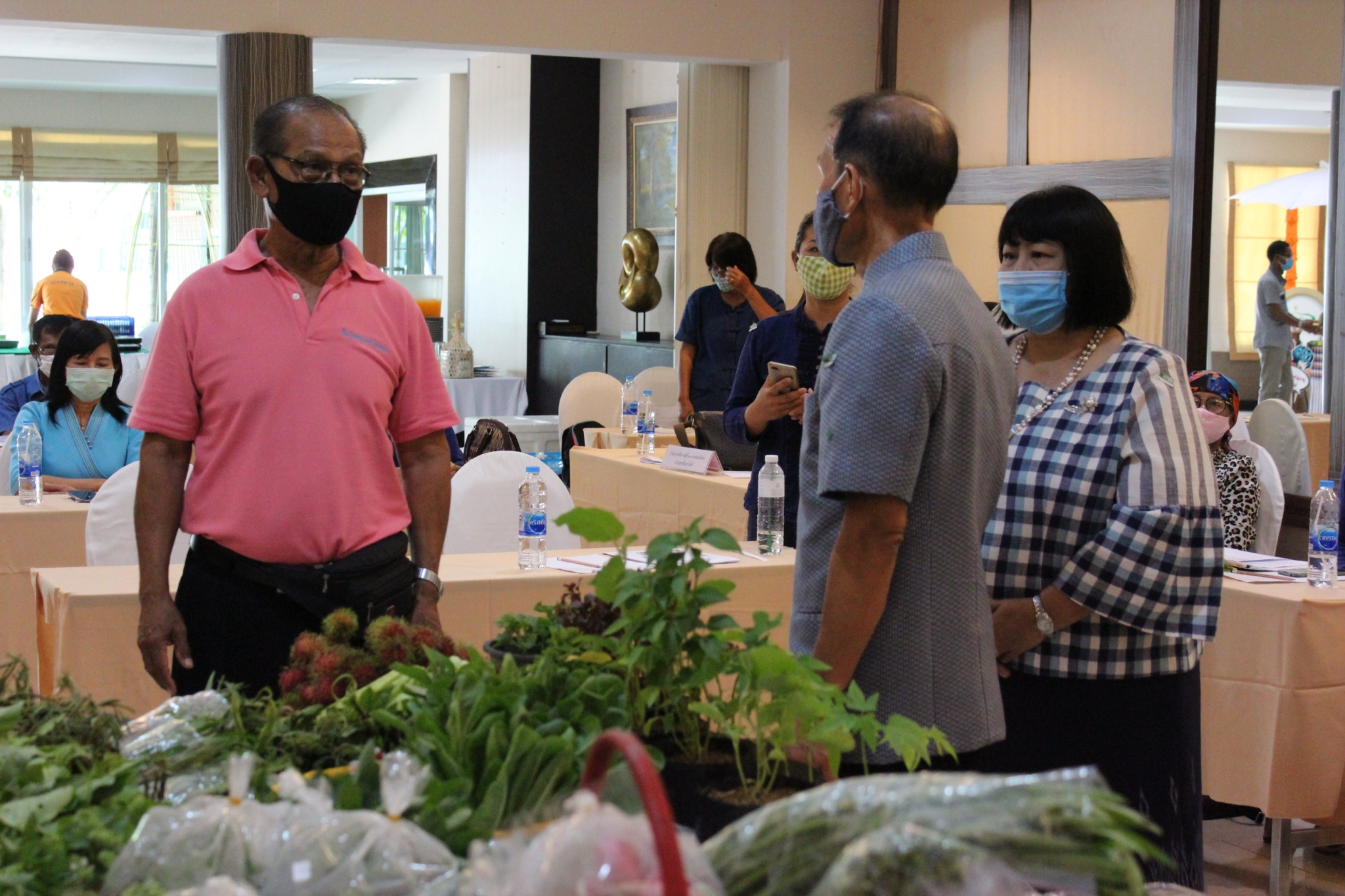 พิธีลงนามข้อตกลงว่าด้วยการประสานความร่วมมือ (MOU) ตามโครงการประชุมสร้างรายได้จากการจำหน่ายสินค้าด้วยกลไกประชารัฐ  กิจกรรม สร้างรายได้จากกิจการอาหารปลอดภัย (โรงพยาบาล โรงแรม โรงเรียน ร้านอาหาร)  ระหว่างผู้ว่าราชการจังหวัดปราจีนบุรี กับภาคีเครือข่ายการพัฒนา(สาธารณสุขจังหวัด , เกษตรและสหกรณ์จังหวัด , พัฒนาการจังหวัด และบริษัทประชารัฐรักสามัคคีปราจีนบุรี(วิสาหกิจเพื่อสังคม)จำกัด
