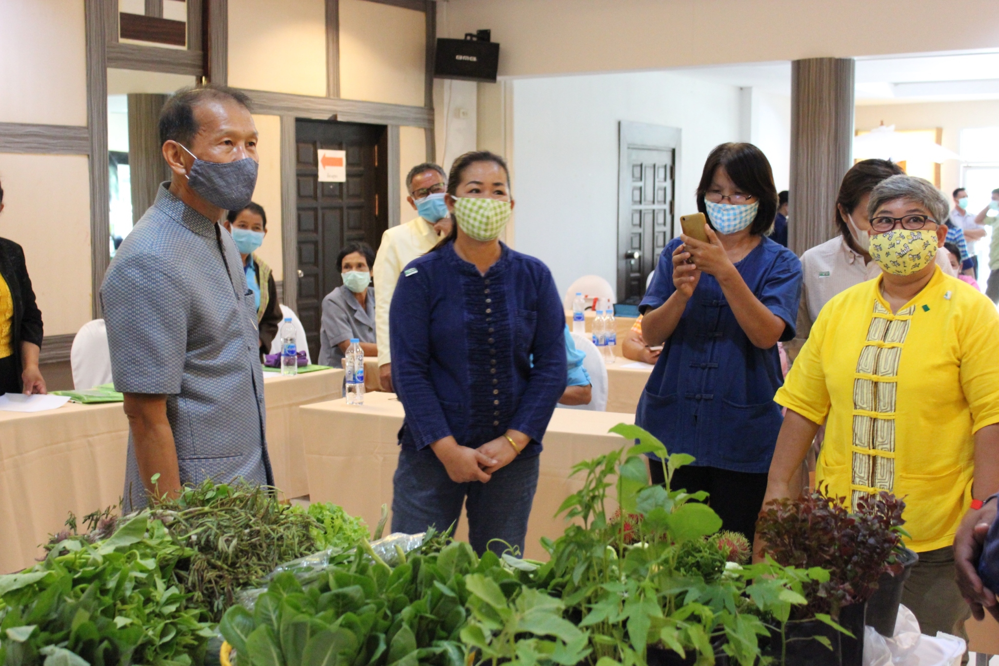 พิธีลงนามข้อตกลงว่าด้วยการประสานความร่วมมือ (MOU) ตามโครงการประชุมสร้างรายได้จากการจำหน่ายสินค้าด้วยกลไกประชารัฐ  กิจกรรม สร้างรายได้จากกิจการอาหารปลอดภัย (โรงพยาบาล โรงแรม โรงเรียน ร้านอาหาร)  ระหว่างผู้ว่าราชการจังหวัดปราจีนบุรี กับภาคีเครือข่ายการพัฒนา(สาธารณสุขจังหวัด , เกษตรและสหกรณ์จังหวัด , พัฒนาการจังหวัด และบริษัทประชารัฐรักสามัคคีปราจีนบุรี(วิสาหกิจเพื่อสังคม)จำกัด