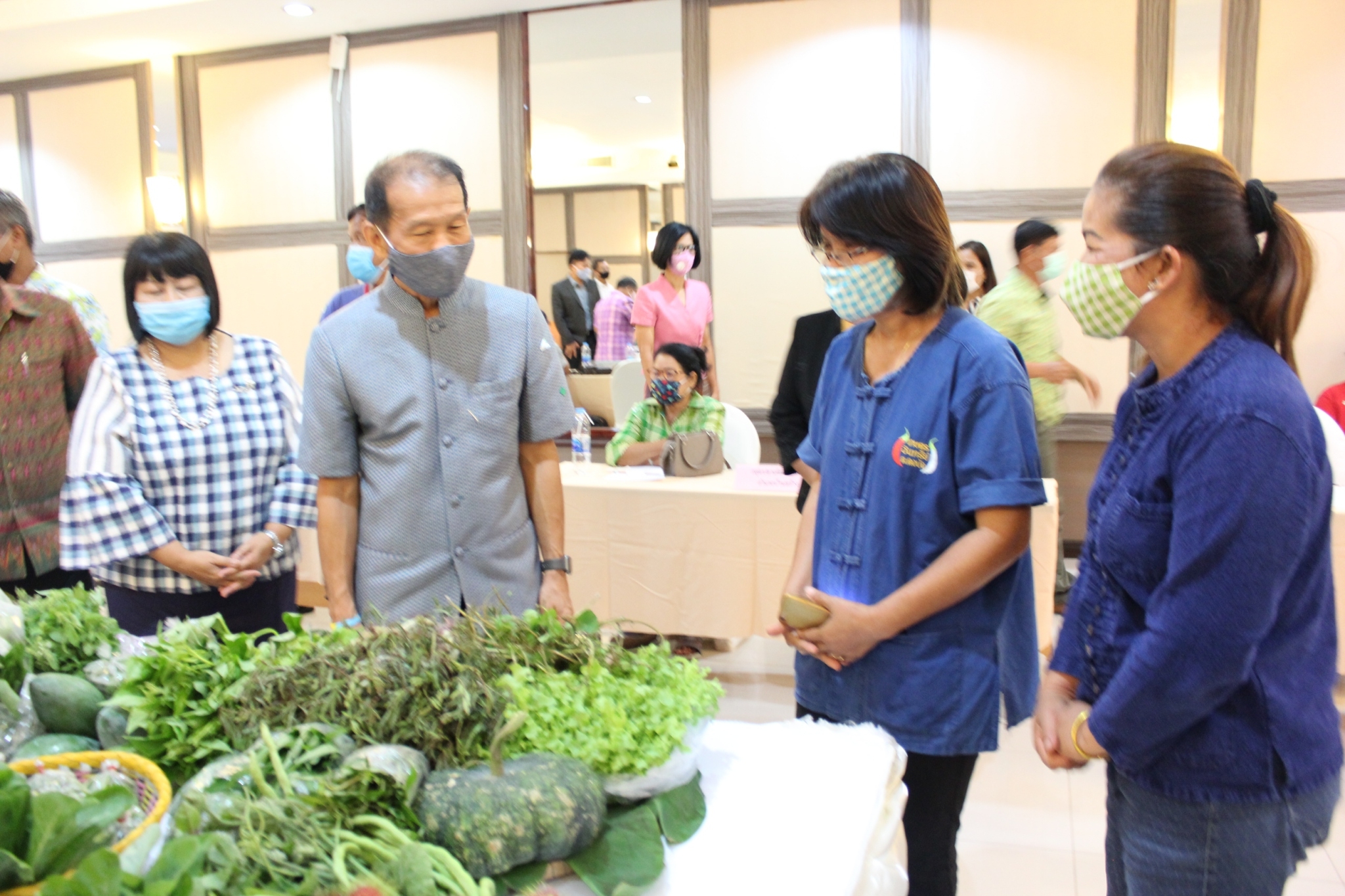 พิธีลงนามข้อตกลงว่าด้วยการประสานความร่วมมือ (MOU) ตามโครงการประชุมสร้างรายได้จากการจำหน่ายสินค้าด้วยกลไกประชารัฐ  กิจกรรม สร้างรายได้จากกิจการอาหารปลอดภัย (โรงพยาบาล โรงแรม โรงเรียน ร้านอาหาร)  ระหว่างผู้ว่าราชการจังหวัดปราจีนบุรี กับภาคีเครือข่ายการพัฒนา(สาธารณสุขจังหวัด , เกษตรและสหกรณ์จังหวัด , พัฒนาการจังหวัด และบริษัทประชารัฐรักสามัคคีปราจีนบุรี(วิสาหกิจเพื่อสังคม)จำกัด