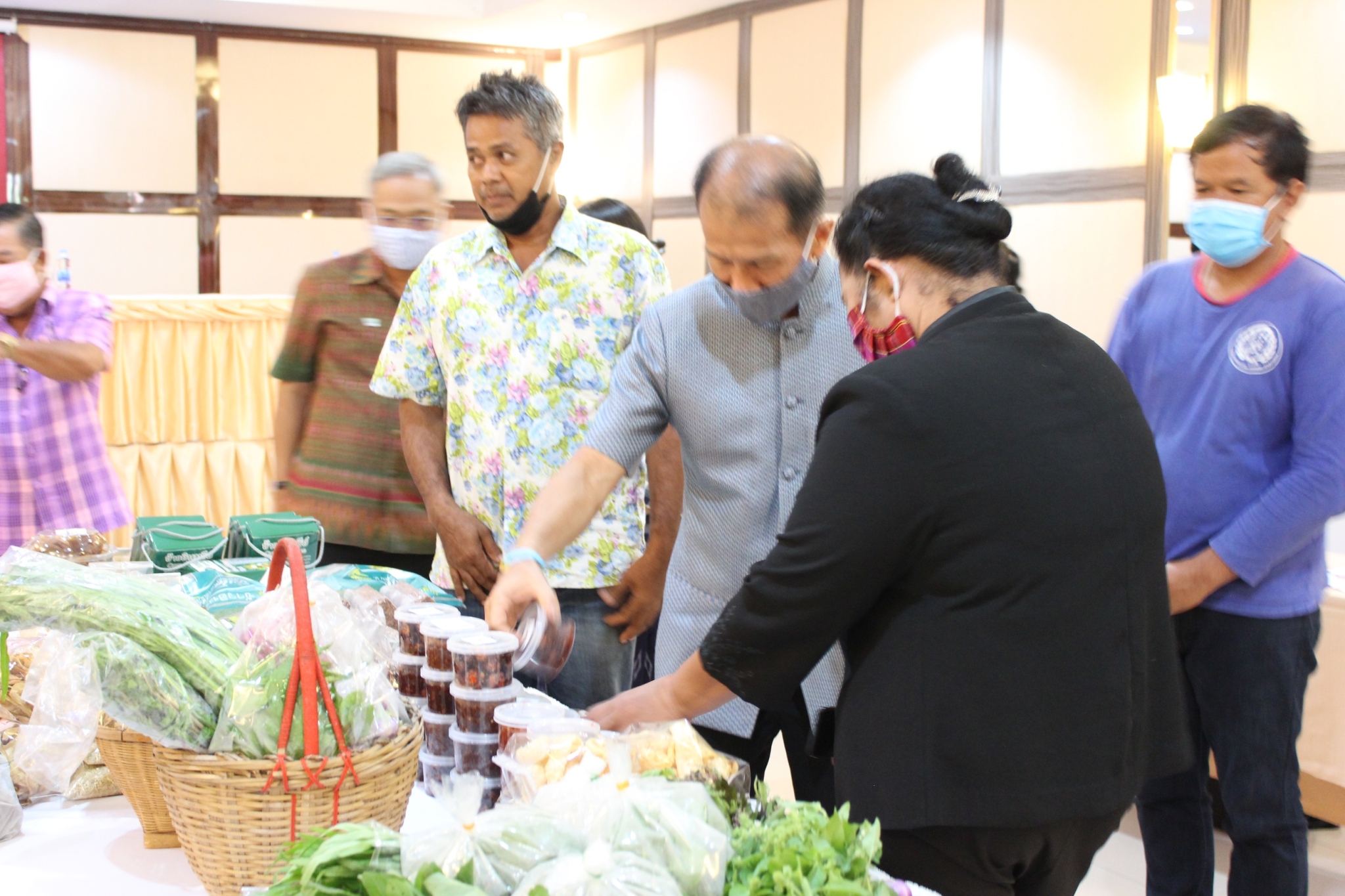 พิธีลงนามข้อตกลงว่าด้วยการประสานความร่วมมือ (MOU) ตามโครงการประชุมสร้างรายได้จากการจำหน่ายสินค้าด้วยกลไกประชารัฐ  กิจกรรม สร้างรายได้จากกิจการอาหารปลอดภัย (โรงพยาบาล โรงแรม โรงเรียน ร้านอาหาร)  ระหว่างผู้ว่าราชการจังหวัดปราจีนบุรี กับภาคีเครือข่ายการพัฒนา(สาธารณสุขจังหวัด , เกษตรและสหกรณ์จังหวัด , พัฒนาการจังหวัด และบริษัทประชารัฐรักสามัคคีปราจีนบุรี(วิสาหกิจเพื่อสังคม)จำกัด