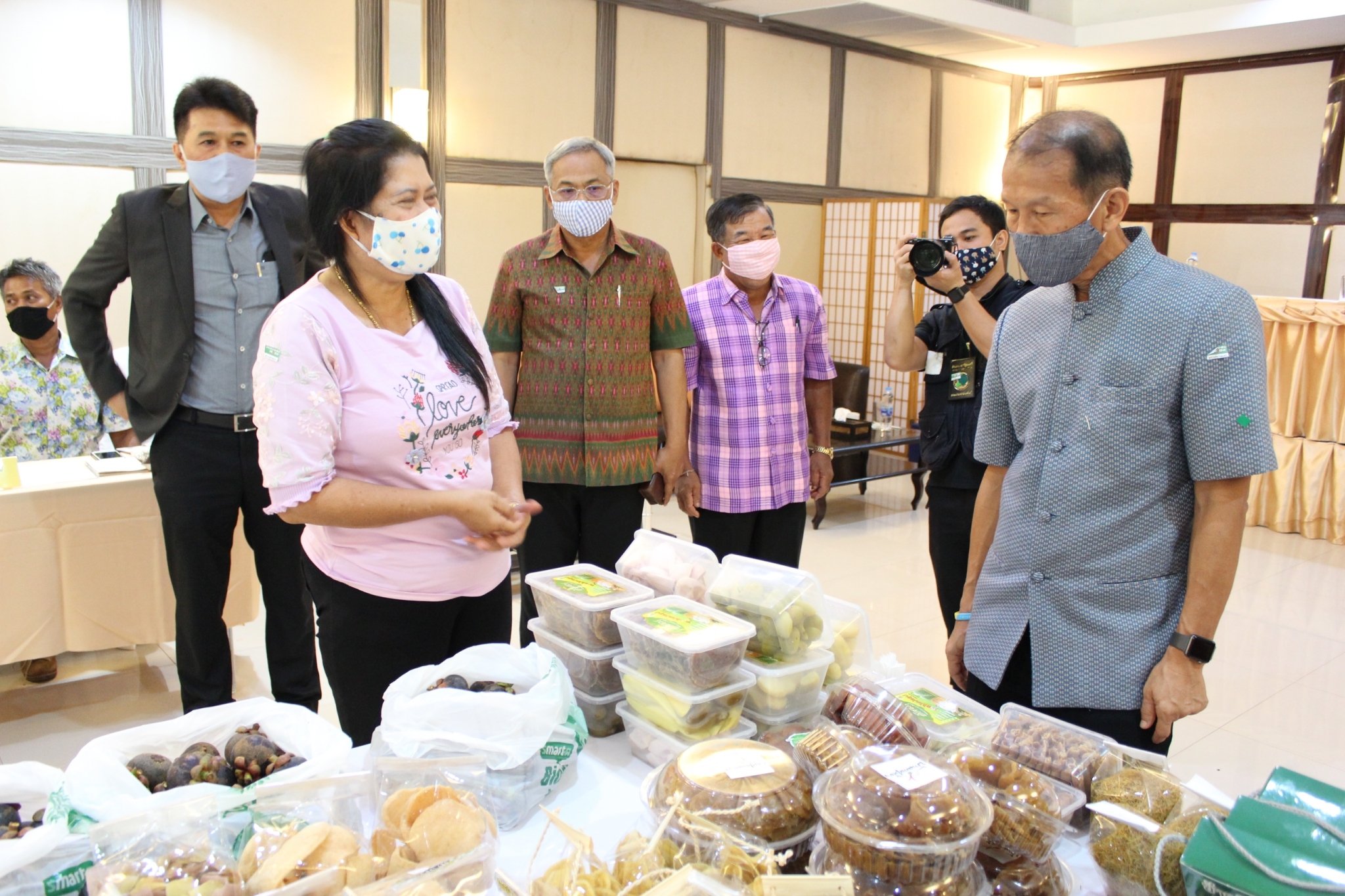 พิธีลงนามข้อตกลงว่าด้วยการประสานความร่วมมือ (MOU) ตามโครงการประชุมสร้างรายได้จากการจำหน่ายสินค้าด้วยกลไกประชารัฐ  กิจกรรม สร้างรายได้จากกิจการอาหารปลอดภัย (โรงพยาบาล โรงแรม โรงเรียน ร้านอาหาร)  ระหว่างผู้ว่าราชการจังหวัดปราจีนบุรี กับภาคีเครือข่ายการพัฒนา(สาธารณสุขจังหวัด , เกษตรและสหกรณ์จังหวัด , พัฒนาการจังหวัด และบริษัทประชารัฐรักสามัคคีปราจีนบุรี(วิสาหกิจเพื่อสังคม)จำกัด