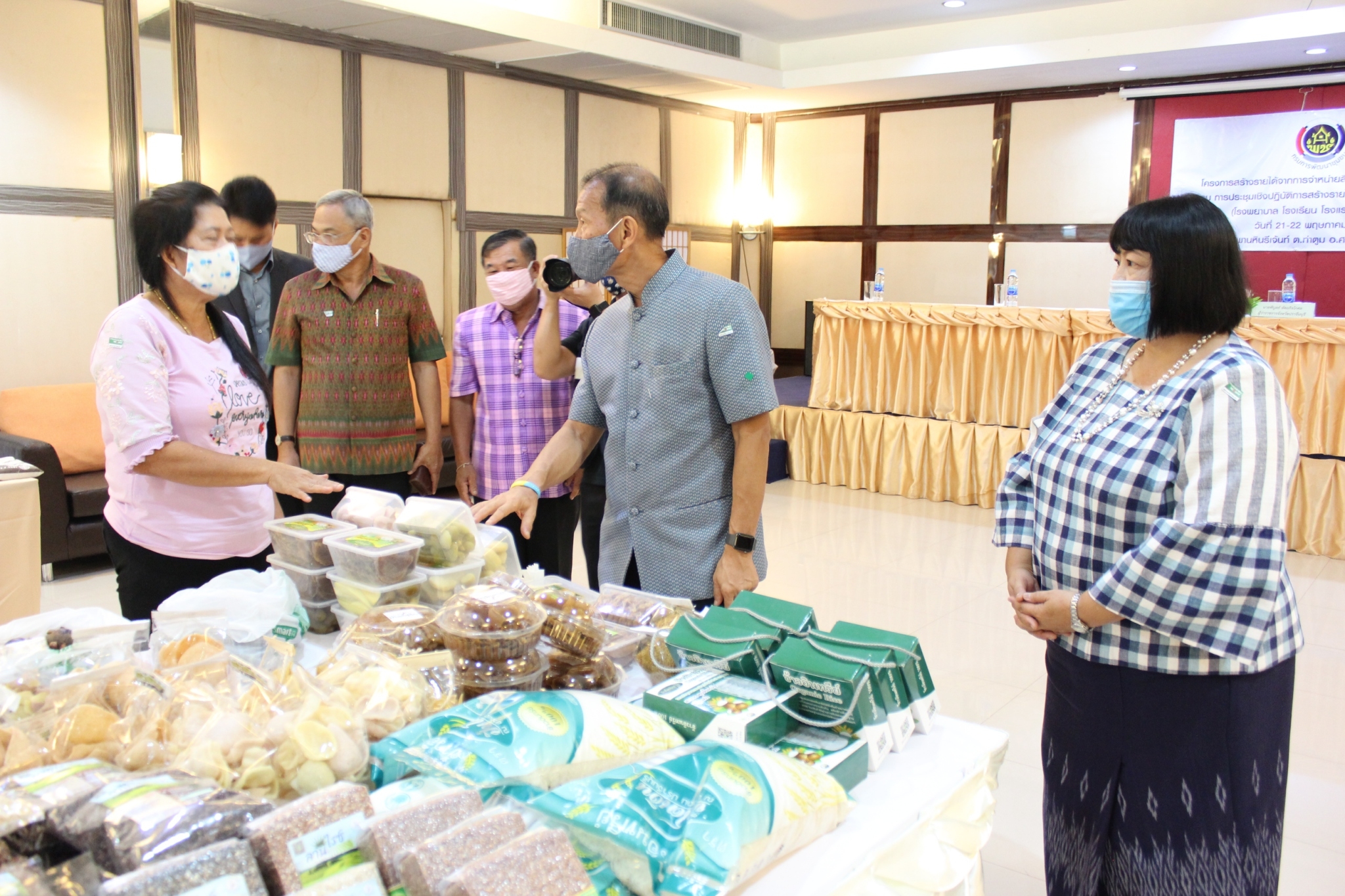 พิธีลงนามข้อตกลงว่าด้วยการประสานความร่วมมือ (MOU) ตามโครงการประชุมสร้างรายได้จากการจำหน่ายสินค้าด้วยกลไกประชารัฐ  กิจกรรม สร้างรายได้จากกิจการอาหารปลอดภัย (โรงพยาบาล โรงแรม โรงเรียน ร้านอาหาร)  ระหว่างผู้ว่าราชการจังหวัดปราจีนบุรี กับภาคีเครือข่ายการพัฒนา(สาธารณสุขจังหวัด , เกษตรและสหกรณ์จังหวัด , พัฒนาการจังหวัด และบริษัทประชารัฐรักสามัคคีปราจีนบุรี(วิสาหกิจเพื่อสังคม)จำกัด
