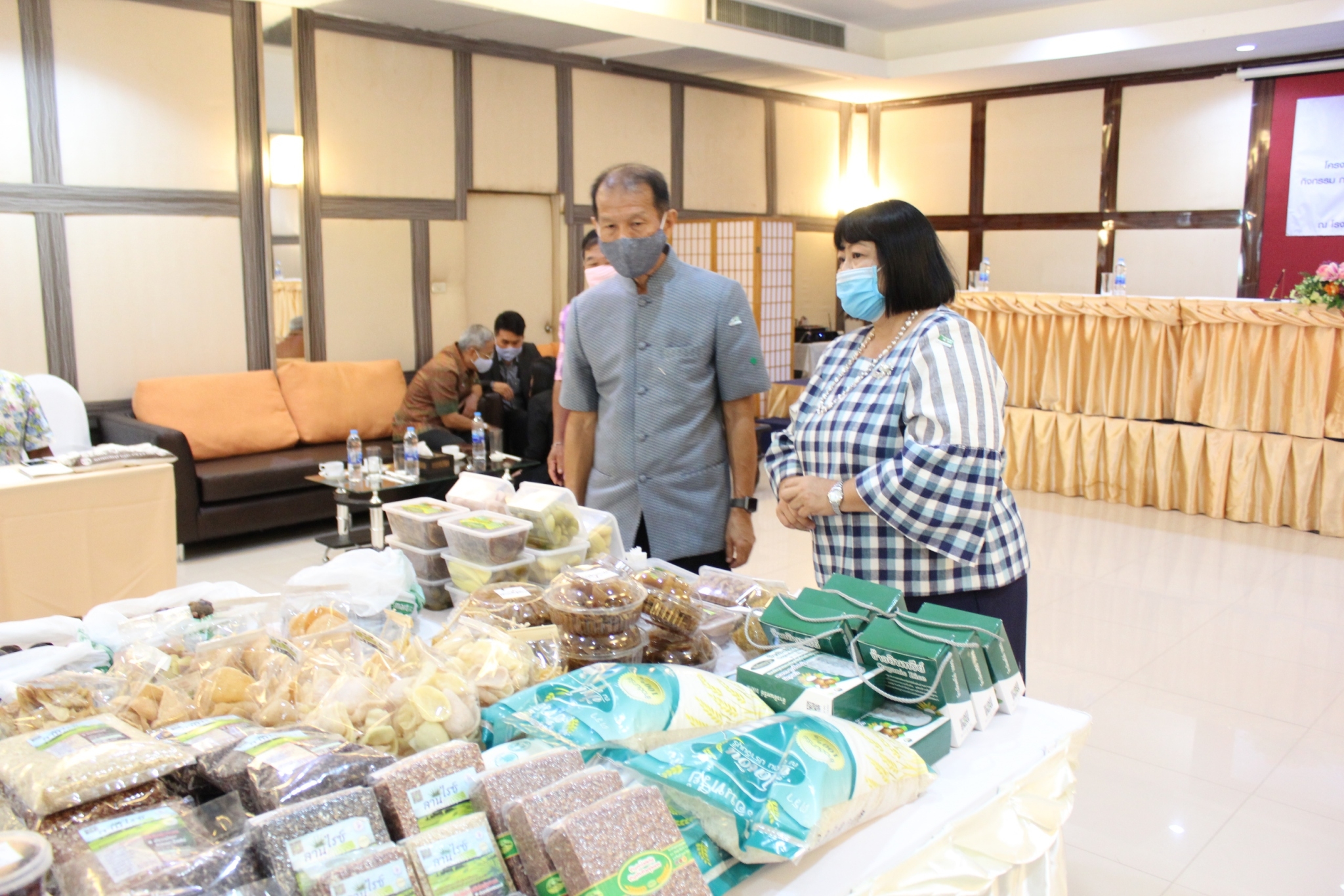 พิธีลงนามข้อตกลงว่าด้วยการประสานความร่วมมือ (MOU) ตามโครงการประชุมสร้างรายได้จากการจำหน่ายสินค้าด้วยกลไกประชารัฐ  กิจกรรม สร้างรายได้จากกิจการอาหารปลอดภัย (โรงพยาบาล โรงแรม โรงเรียน ร้านอาหาร)  ระหว่างผู้ว่าราชการจังหวัดปราจีนบุรี กับภาคีเครือข่ายการพัฒนา(สาธารณสุขจังหวัด , เกษตรและสหกรณ์จังหวัด , พัฒนาการจังหวัด และบริษัทประชารัฐรักสามัคคีปราจีนบุรี(วิสาหกิจเพื่อสังคม)จำกัด