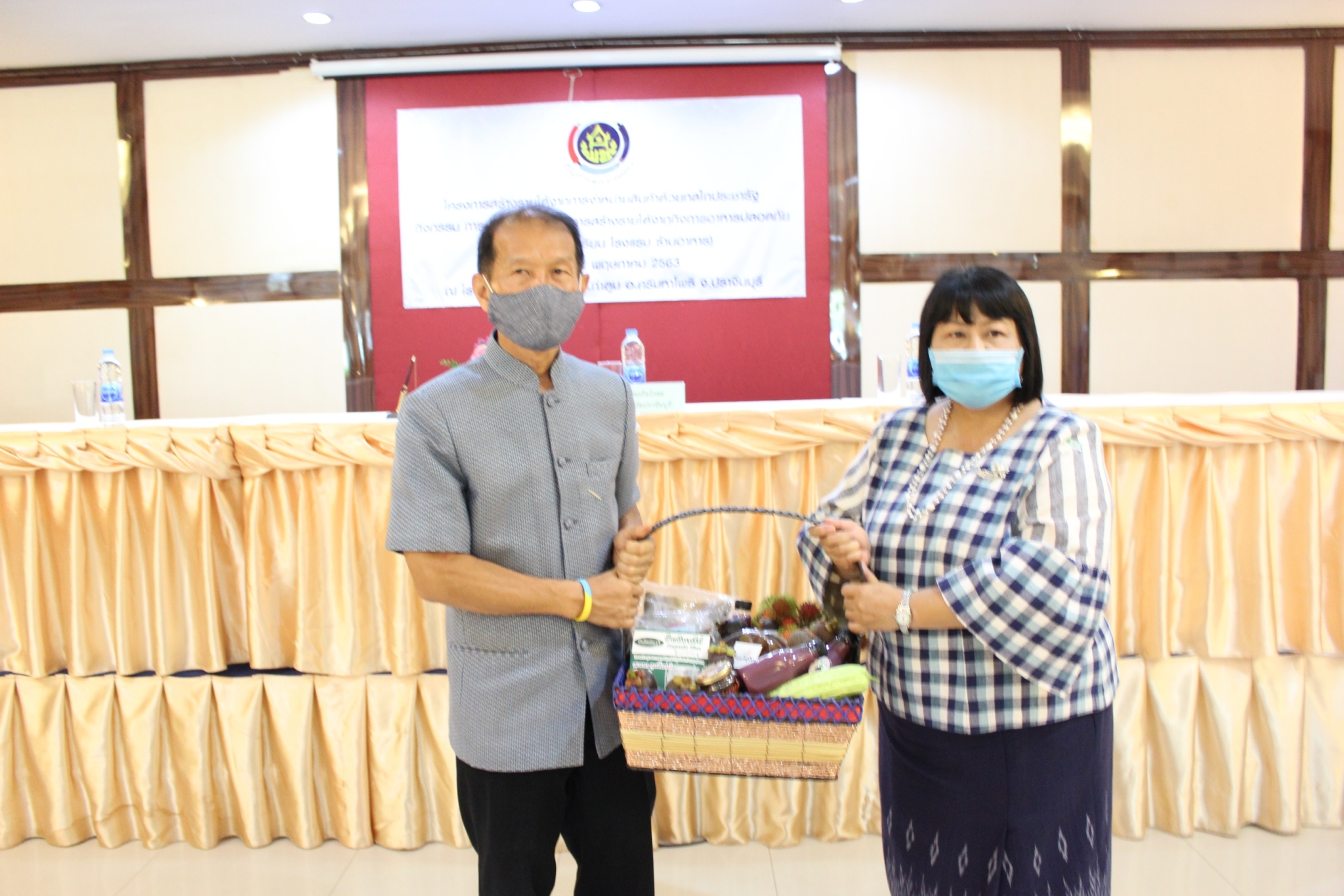 พิธีลงนามข้อตกลงว่าด้วยการประสานความร่วมมือ (MOU) ตามโครงการประชุมสร้างรายได้จากการจำหน่ายสินค้าด้วยกลไกประชารัฐ  กิจกรรม สร้างรายได้จากกิจการอาหารปลอดภัย (โรงพยาบาล โรงแรม โรงเรียน ร้านอาหาร)  ระหว่างผู้ว่าราชการจังหวัดปราจีนบุรี กับภาคีเครือข่ายการพัฒนา(สาธารณสุขจังหวัด , เกษตรและสหกรณ์จังหวัด , พัฒนาการจังหวัด และบริษัทประชารัฐรักสามัคคีปราจีนบุรี(วิสาหกิจเพื่อสังคม)จำกัด
