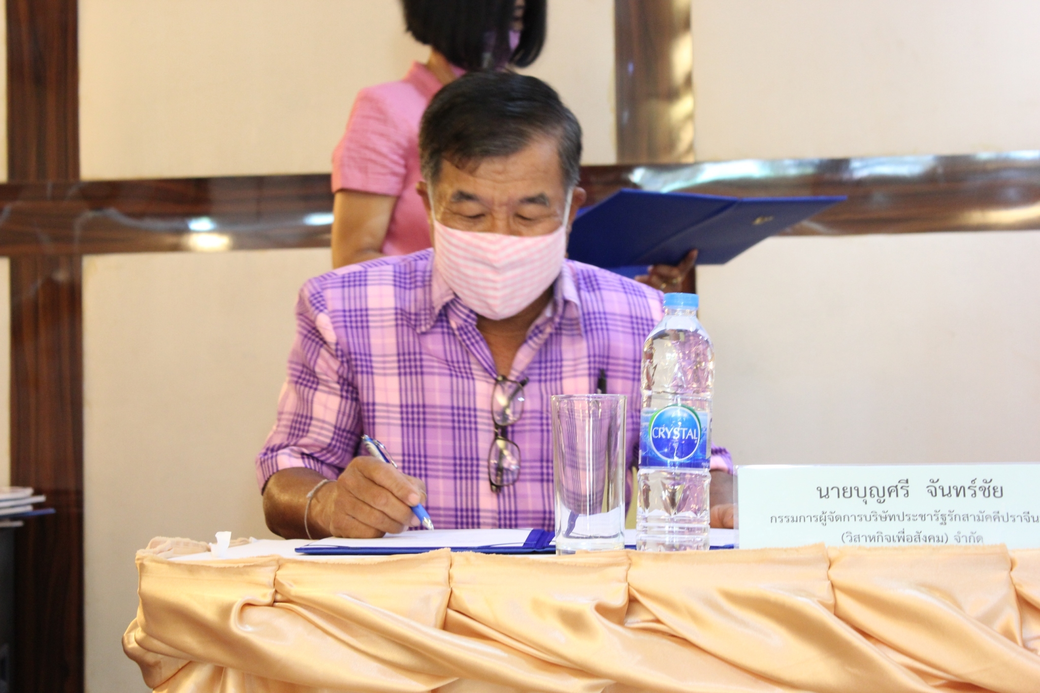พิธีลงนามข้อตกลงว่าด้วยการประสานความร่วมมือ (MOU) ตามโครงการประชุมสร้างรายได้จากการจำหน่ายสินค้าด้วยกลไกประชารัฐ  กิจกรรม สร้างรายได้จากกิจการอาหารปลอดภัย (โรงพยาบาล โรงแรม โรงเรียน ร้านอาหาร)  ระหว่างผู้ว่าราชการจังหวัดปราจีนบุรี กับภาคีเครือข่ายการพัฒนา(สาธารณสุขจังหวัด , เกษตรและสหกรณ์จังหวัด , พัฒนาการจังหวัด และบริษัทประชารัฐรักสามัคคีปราจีนบุรี(วิสาหกิจเพื่อสังคม)จำกัด