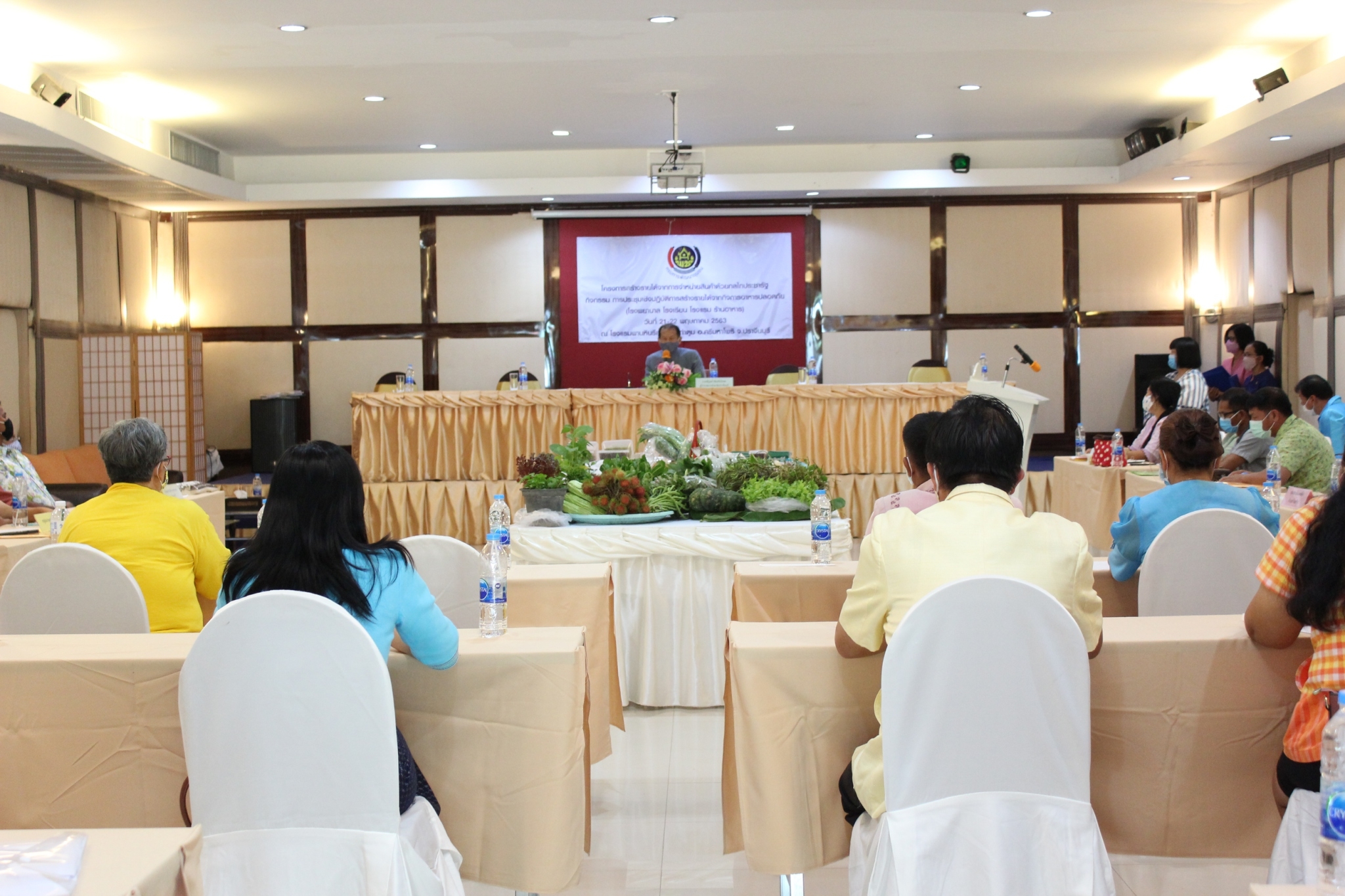 พิธีลงนามข้อตกลงว่าด้วยการประสานความร่วมมือ (MOU) ตามโครงการประชุมสร้างรายได้จากการจำหน่ายสินค้าด้วยกลไกประชารัฐ  กิจกรรม สร้างรายได้จากกิจการอาหารปลอดภัย (โรงพยาบาล โรงแรม โรงเรียน ร้านอาหาร)  ระหว่างผู้ว่าราชการจังหวัดปราจีนบุรี กับภาคีเครือข่ายการพัฒนา(สาธารณสุขจังหวัด , เกษตรและสหกรณ์จังหวัด , พัฒนาการจังหวัด และบริษัทประชารัฐรักสามัคคีปราจีนบุรี(วิสาหกิจเพื่อสังคม)จำกัด