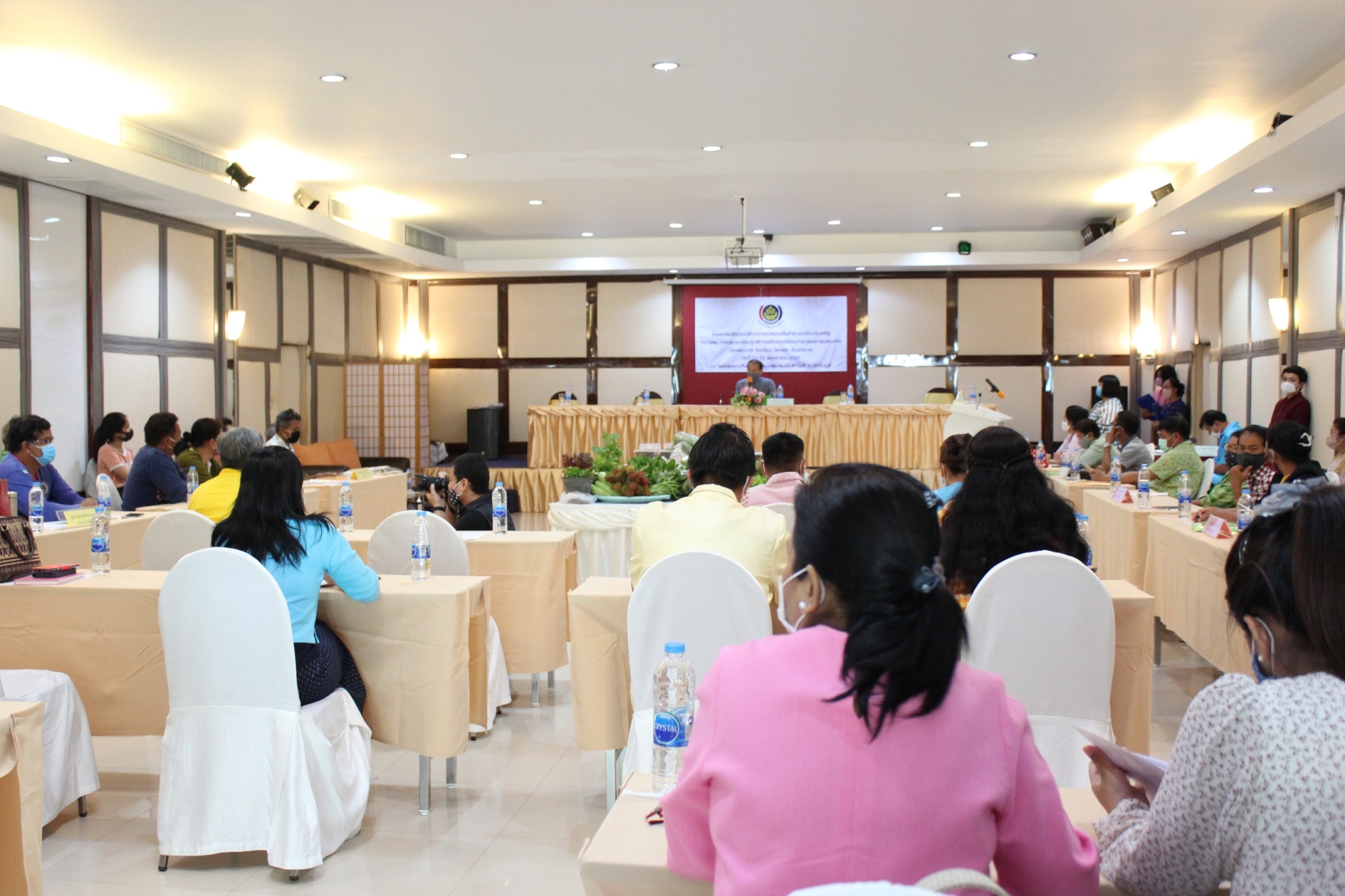 พิธีลงนามข้อตกลงว่าด้วยการประสานความร่วมมือ (MOU) ตามโครงการประชุมสร้างรายได้จากการจำหน่ายสินค้าด้วยกลไกประชารัฐ  กิจกรรม สร้างรายได้จากกิจการอาหารปลอดภัย (โรงพยาบาล โรงแรม โรงเรียน ร้านอาหาร)  ระหว่างผู้ว่าราชการจังหวัดปราจีนบุรี กับภาคีเครือข่ายการพัฒนา(สาธารณสุขจังหวัด , เกษตรและสหกรณ์จังหวัด , พัฒนาการจังหวัด และบริษัทประชารัฐรักสามัคคีปราจีนบุรี(วิสาหกิจเพื่อสังคม)จำกัด