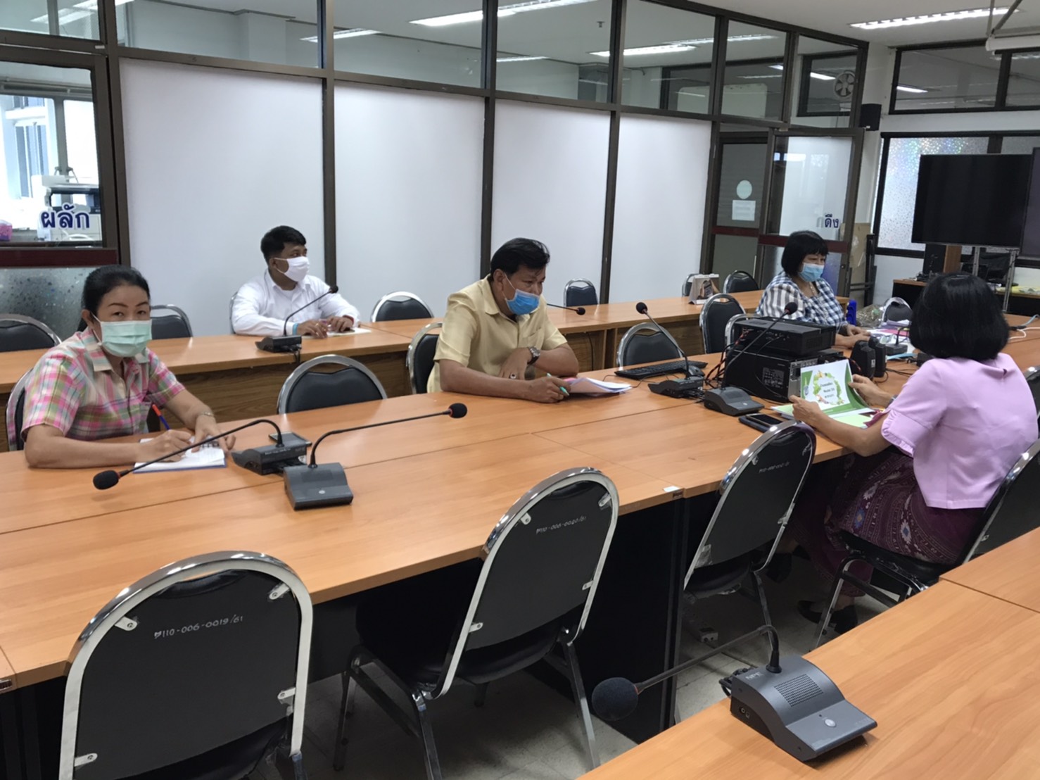 การประชุมผ่านระบบวีดิทัศน์ทางไกล ( Video Conference ) เรื่อง การขับเคลื่อนหลักทฤษฎีใหม่ของพระบาทสมเด็จพระเจ้าอยู่หัว รัชกาลที่ 9 ประยุกต์สู่ “โคก หนอง นา โมเดล” 30 ตารางวา