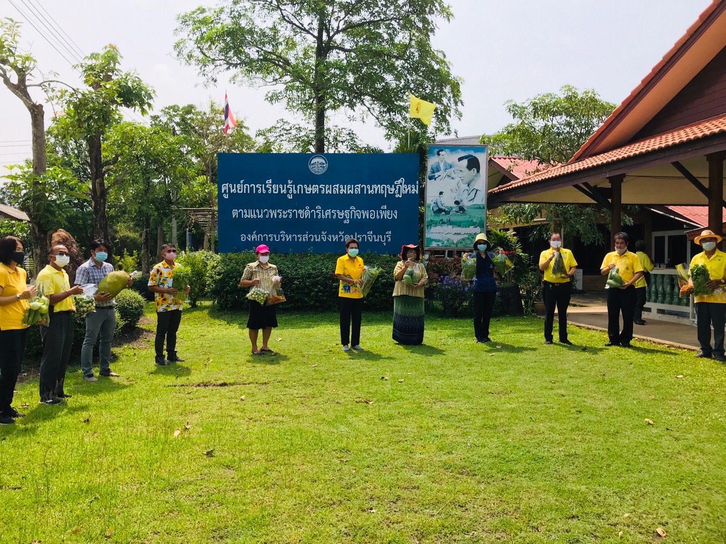 เยี่ยมชมแปลงปลูกพืชผักสวนครัวเพื่อสร้างความมั่นคงทางอาหาร ร่วมต้านภัยไวรัสโคโรน่า(COVID-19) ขององค์การบริหารส่วนจังหวัดปราจีนบุรี