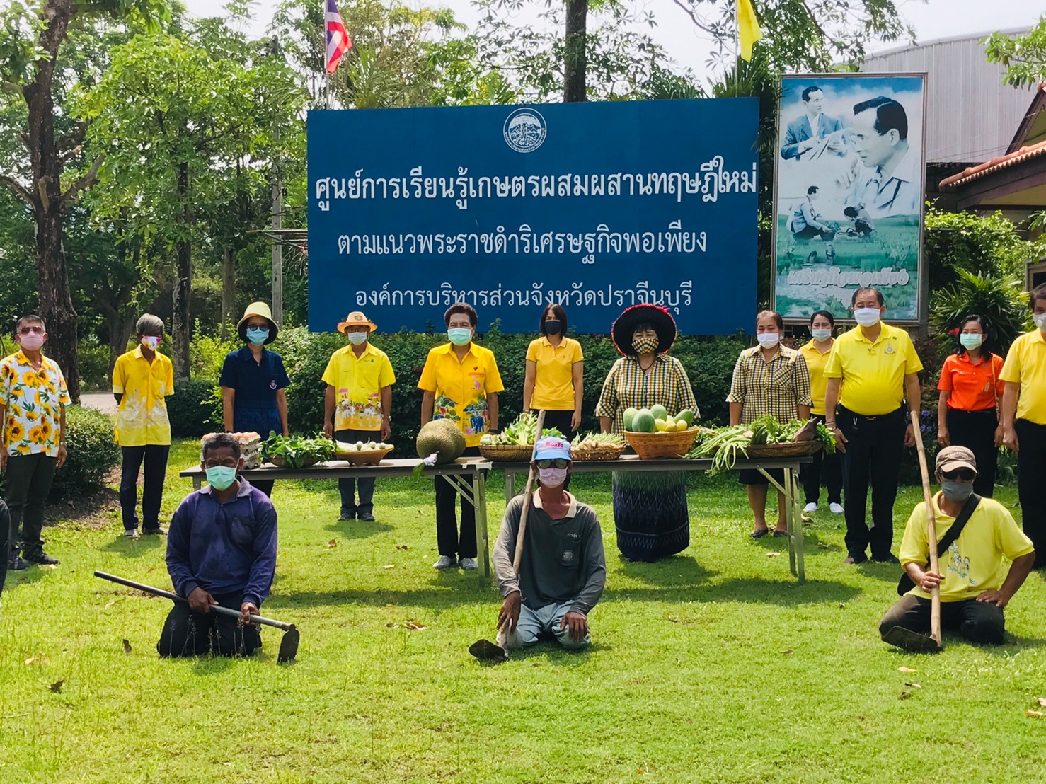 เยี่ยมชมแปลงปลูกพืชผักสวนครัวเพื่อสร้างความมั่นคงทางอาหาร ร่วมต้านภัยไวรัสโคโรน่า(COVID-19) ขององค์การบริหารส่วนจังหวัดปราจีนบุรี