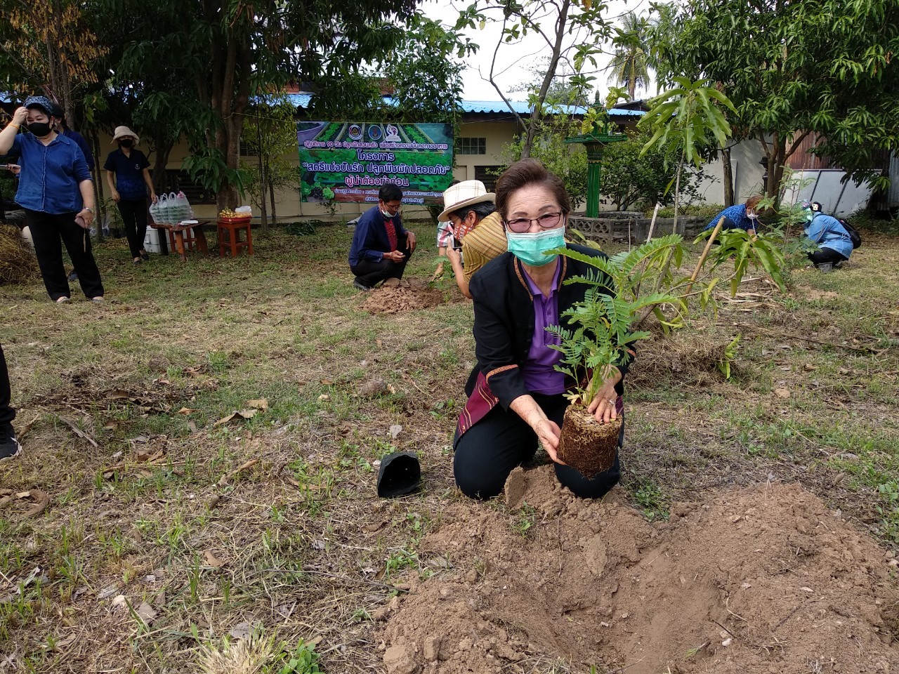 โครงการสตรีแบ่งปันรัก ปลูกผักปลอดภัย