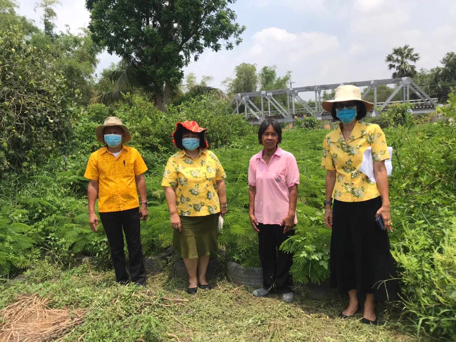 ติดตามการดำเนินงานโครงการพัฒนากสิกรรมสู่ระบบเศรษฐกิจพอเพียง : กิจกรรมเอามื้อสามัคคี โคก หนอง นา โมเดล หิ้วปิ่นโตไปเอามื้อสามัคคี ถือจอบเสียมไปพลิกฟื้นแผ่นดิน