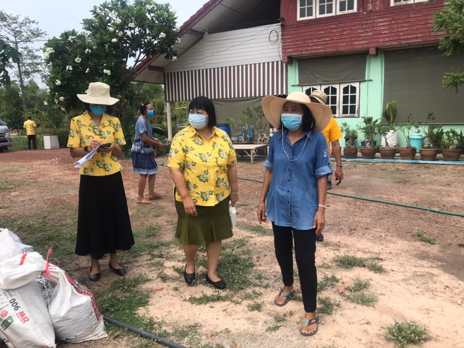 ติดตามการดำเนินงานโครงการพัฒนากสิกรรมสู่ระบบเศรษฐกิจพอเพียง : กิจกรรมเอามื้อสามัคคี โคก หนอง นา โมเดล หิ้วปิ่นโตไปเอามื้อสามัคคี ถือจอบเสียมไปพลิกฟื้นแผ่นดิน