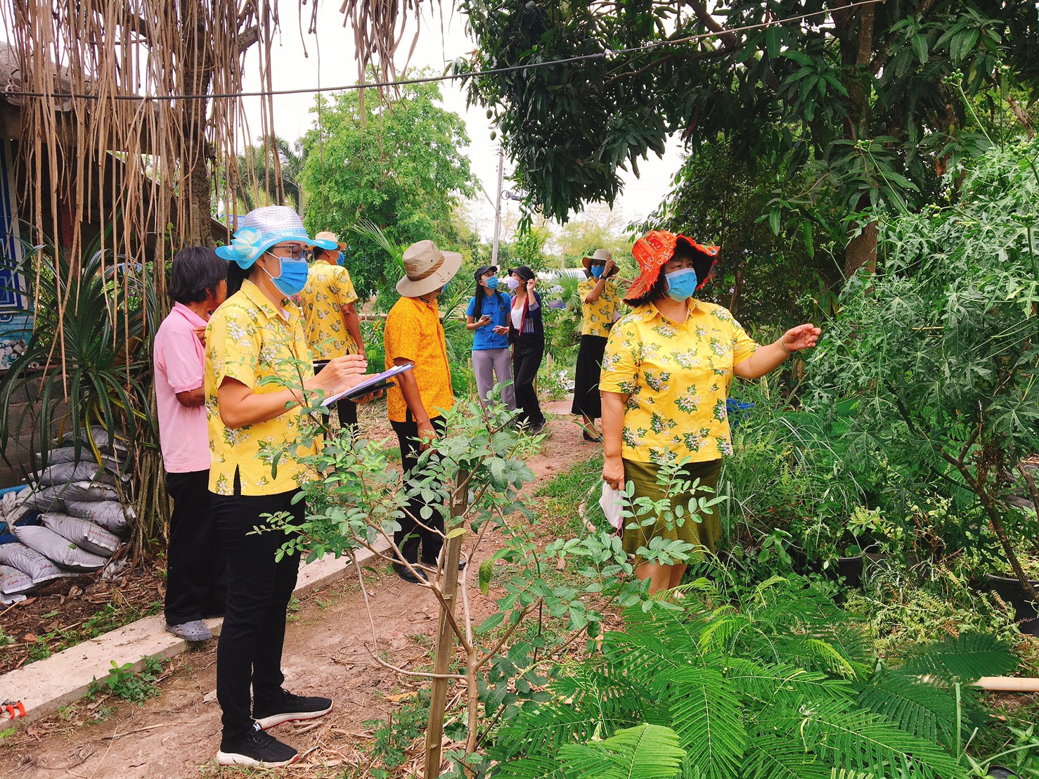 ติดตามการดำเนินงานโครงการพัฒนากสิกรรมสู่ระบบเศรษฐกิจพอเพียง : กิจกรรมเอามื้อสามัคคี โคก หนอง นา โมเดล หิ้วปิ่นโตไปเอามื้อสามัคคี ถือจอบเสียมไปพลิกฟื้นแผ่นดิน