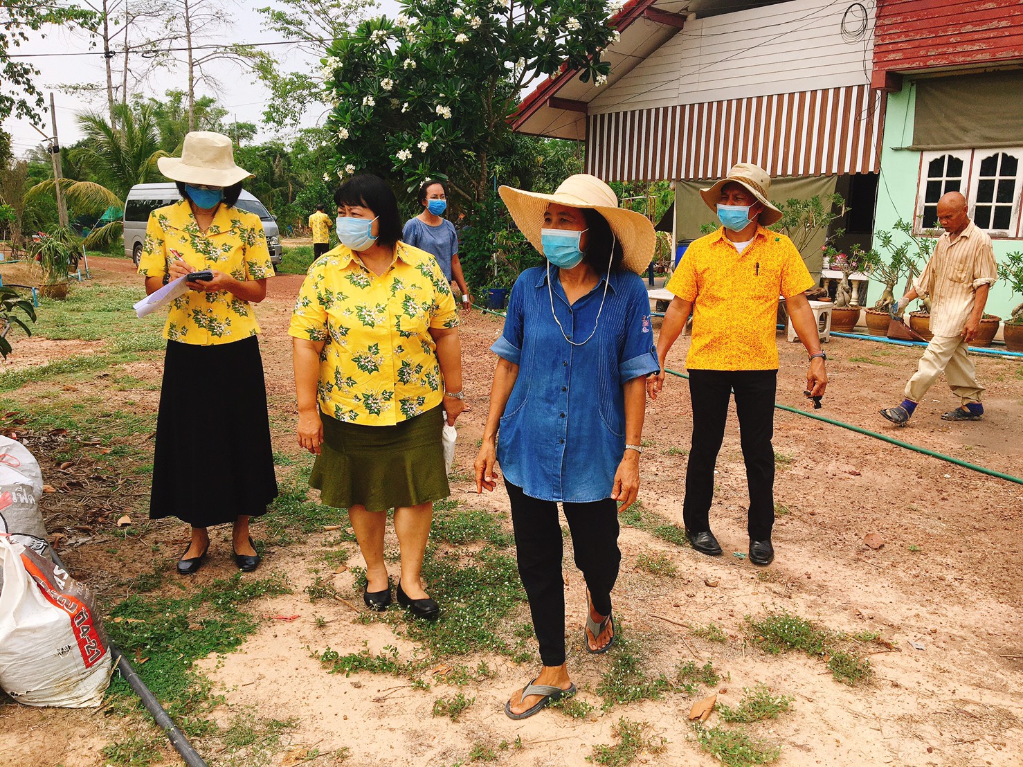 ติดตามการดำเนินงานโครงการพัฒนากสิกรรมสู่ระบบเศรษฐกิจพอเพียง : กิจกรรมเอามื้อสามัคคี โคก หนอง นา โมเดล หิ้วปิ่นโตไปเอามื้อสามัคคี ถือจอบเสียมไปพลิกฟื้นแผ่นดิน